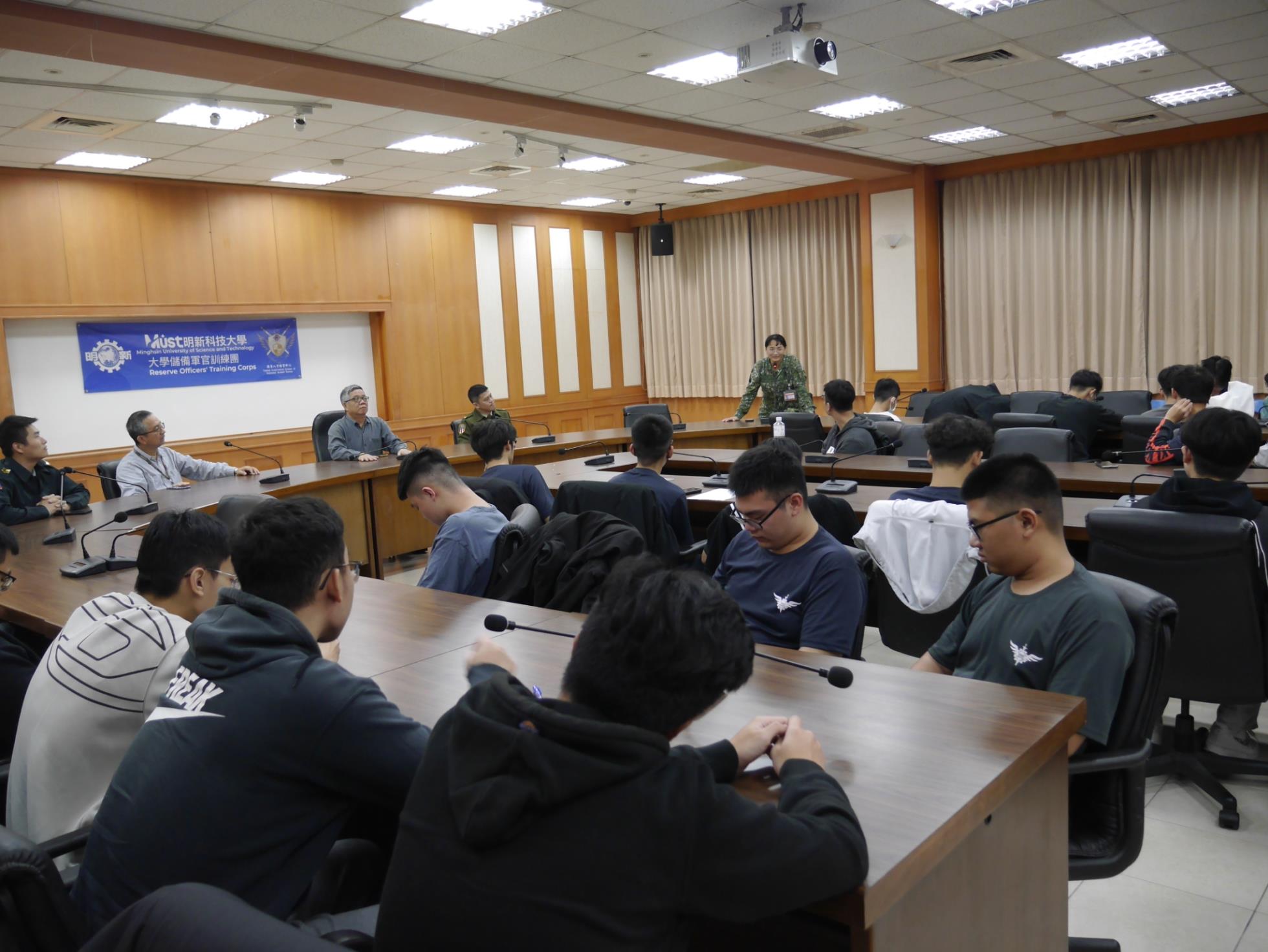 008.全體ROTC同學聆聽陸軍裝訓部中尉李雯靜學姐