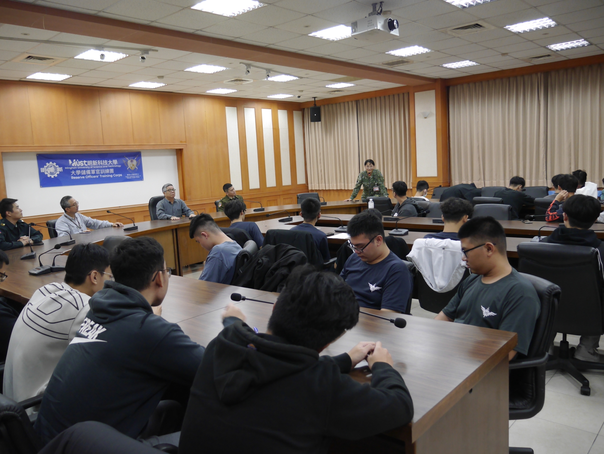 008.全體ROTC同學聆聽陸軍裝訓部中尉李雯靜學姐