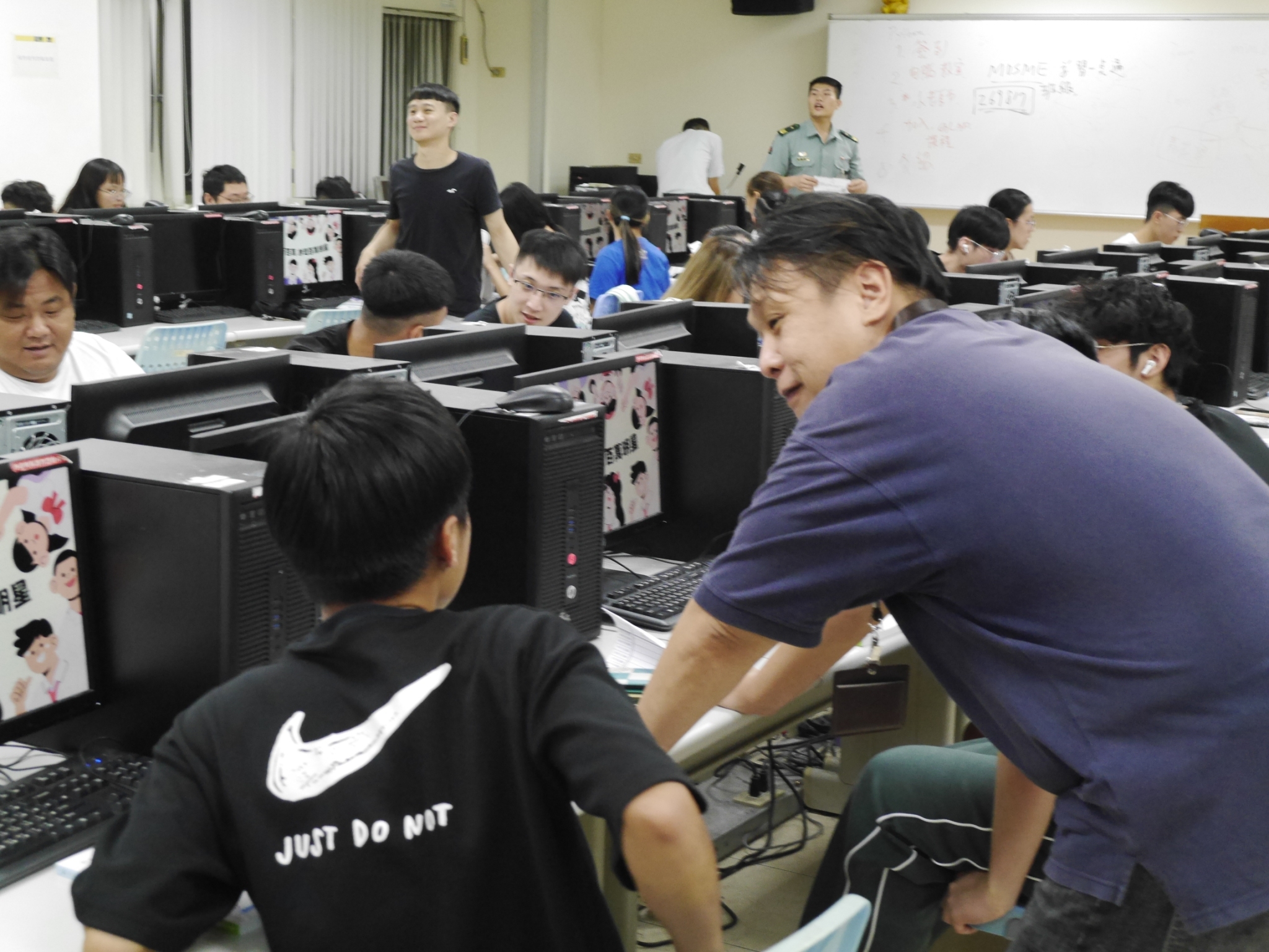 009.國軍人才培育中心袁仕昌書記向同學說明ROTC相關作業細節 (09/25)