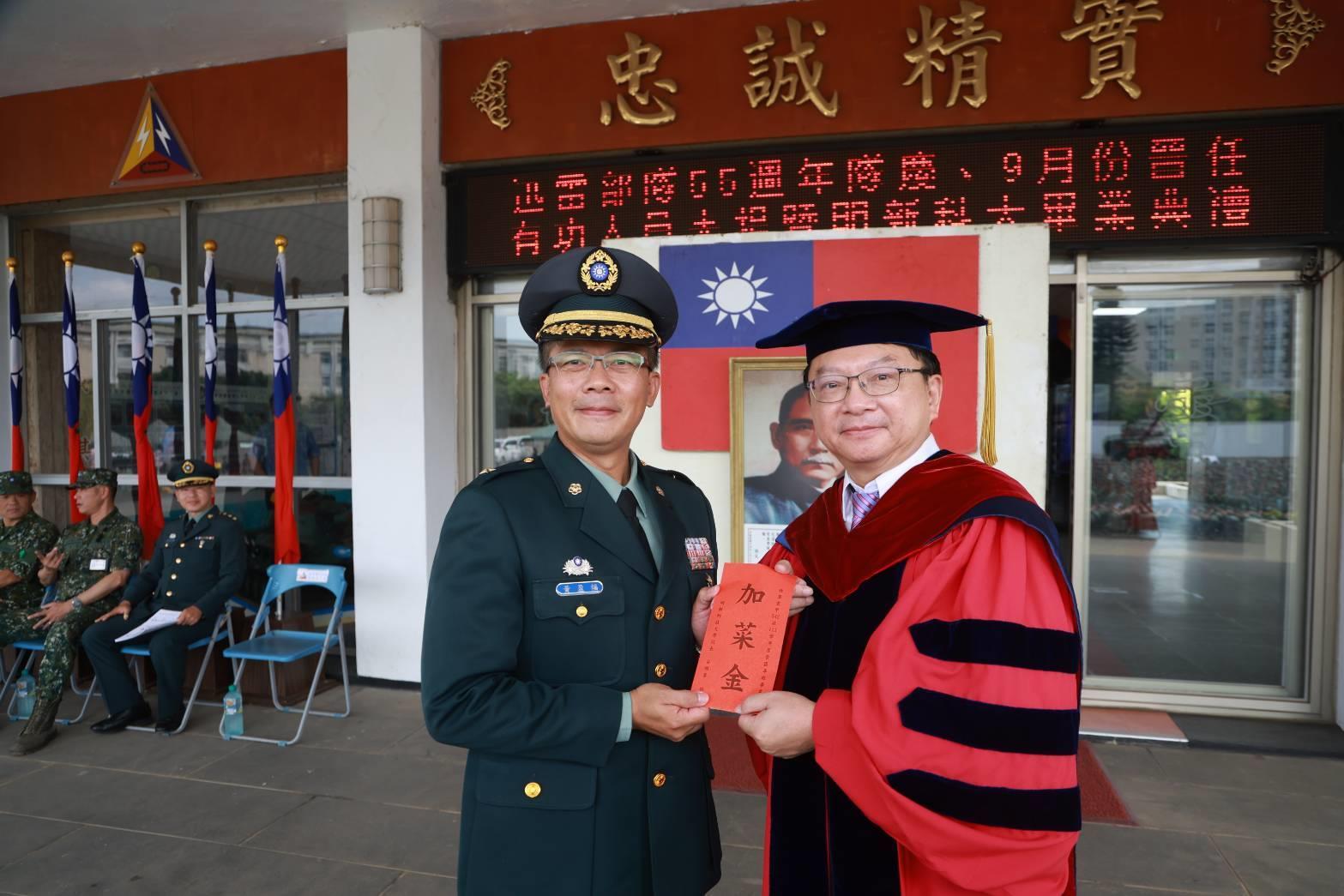 010.校長呂明峯致贈旅長黃將軍加菜金，代表明新科技大學全體師生祝賀542旅隊運昌隆