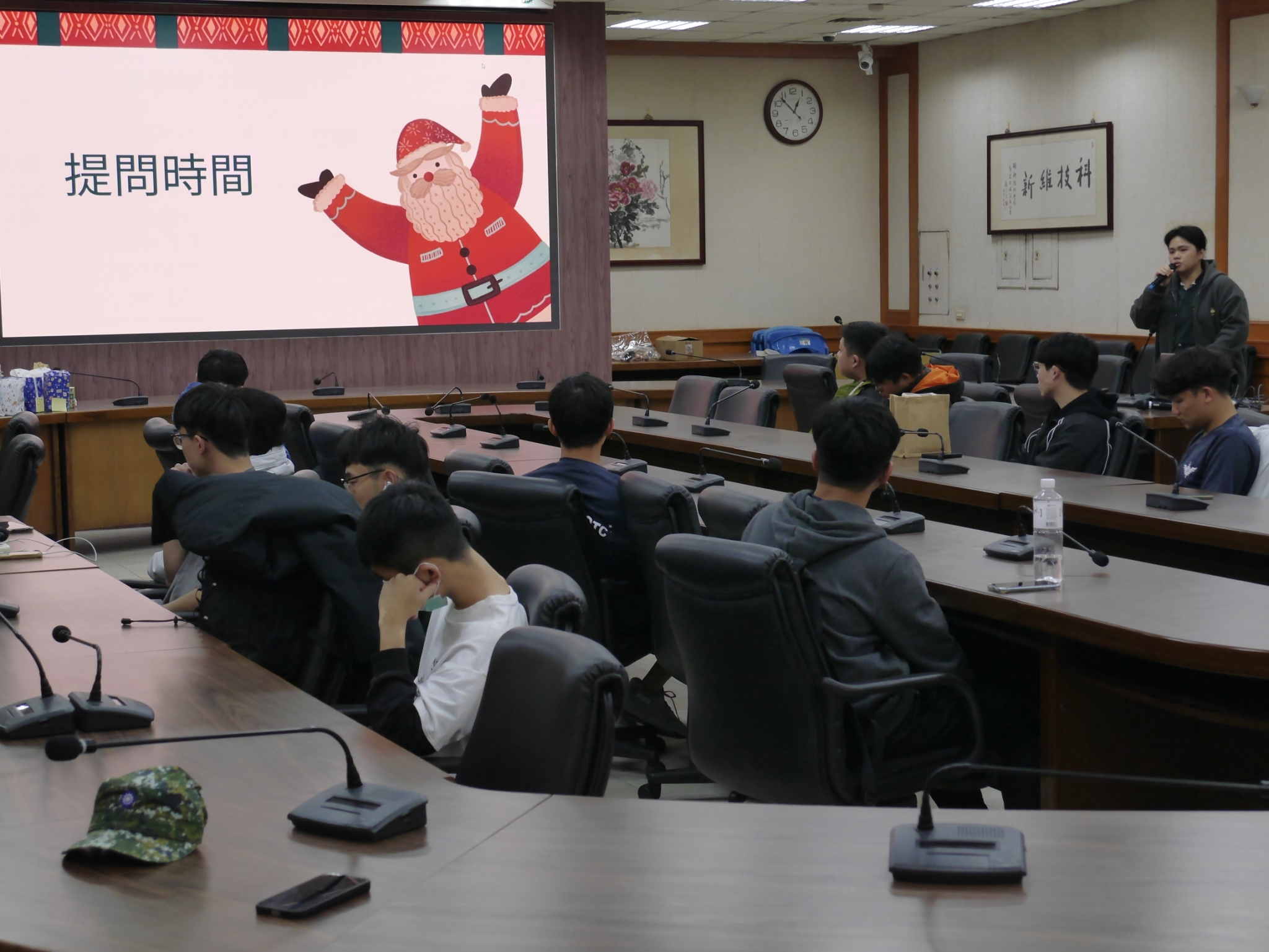 010.社長蔡宜安於會中提示:新生同學於調適教育應注意事項及攜帶物品