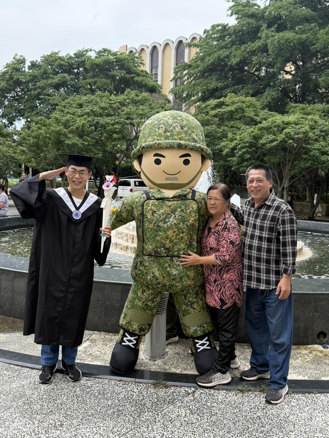 010.國軍新竹招募站於本校畢業典禮場域辦理專業軍官班招募活動