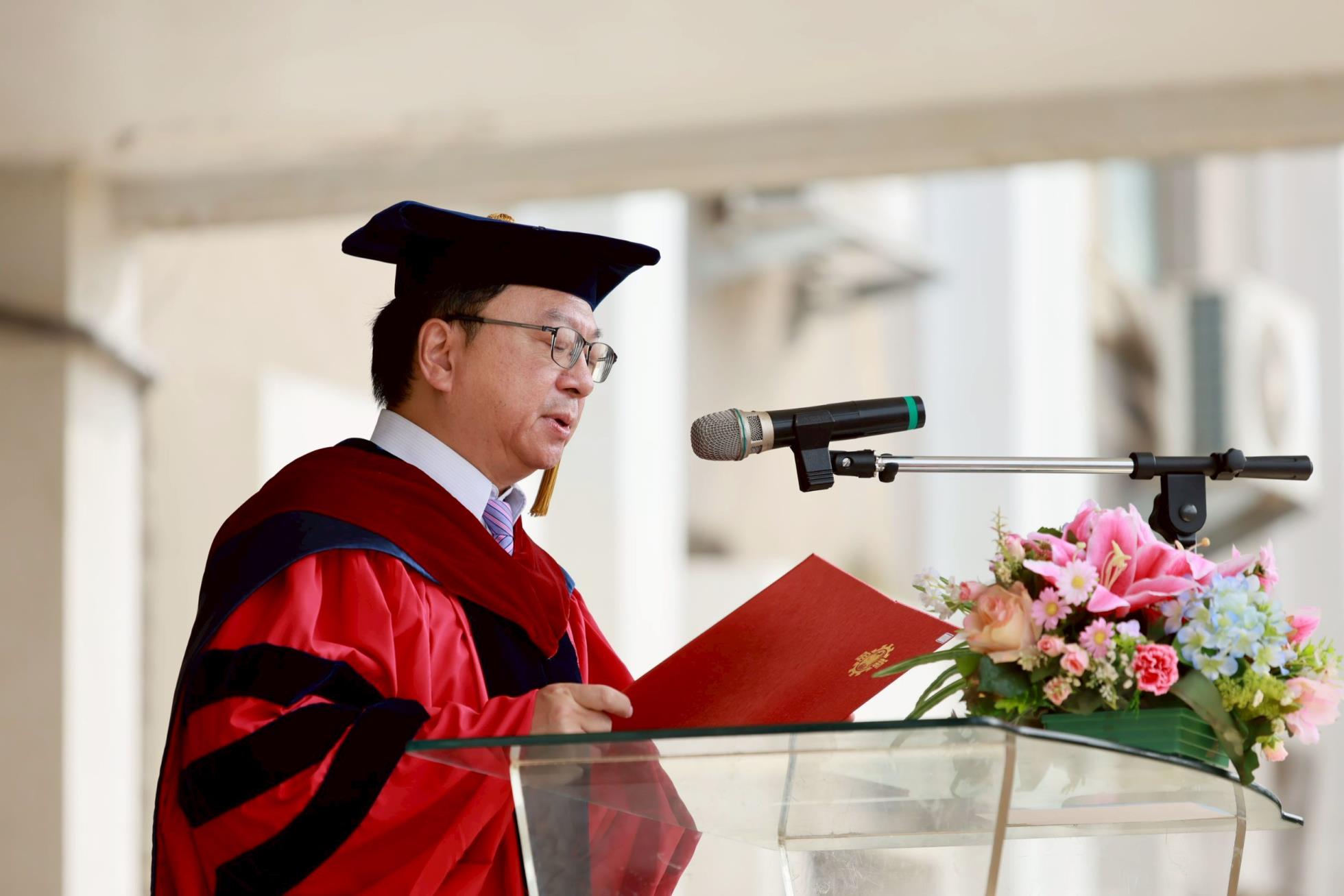 011.校長呂明峯致詞時表示：兩岸局勢的影響致戰備任務繁重並對營區專班同學努力上進的精神表示肯定
