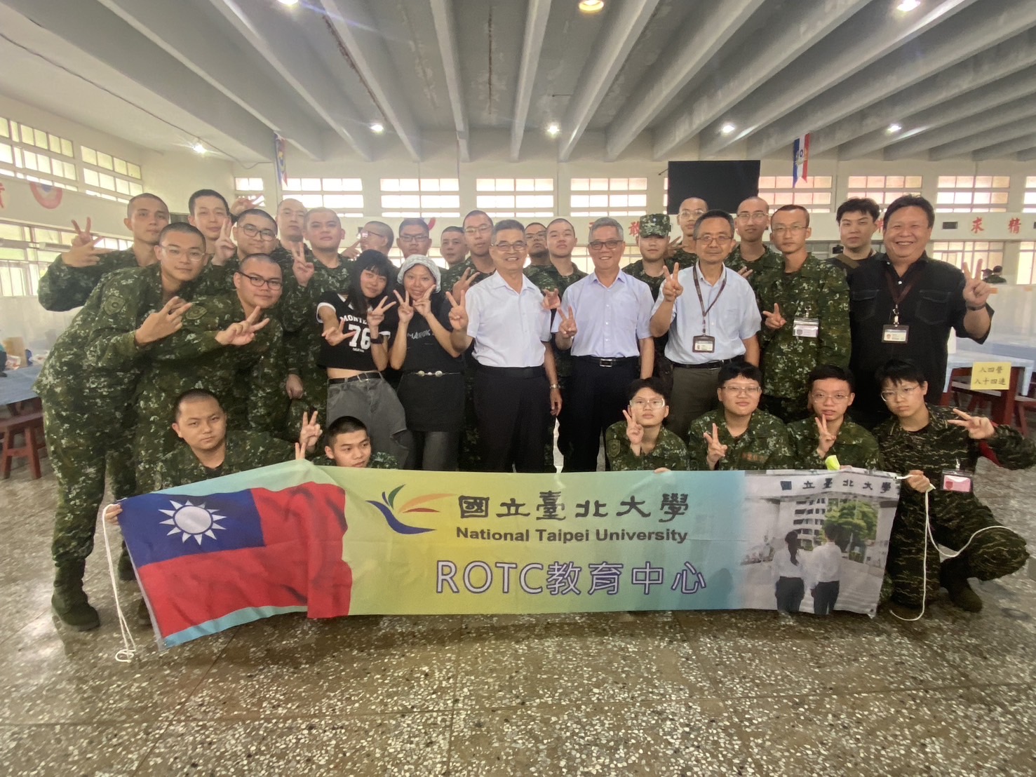 012.教育中心全體師生合影留念