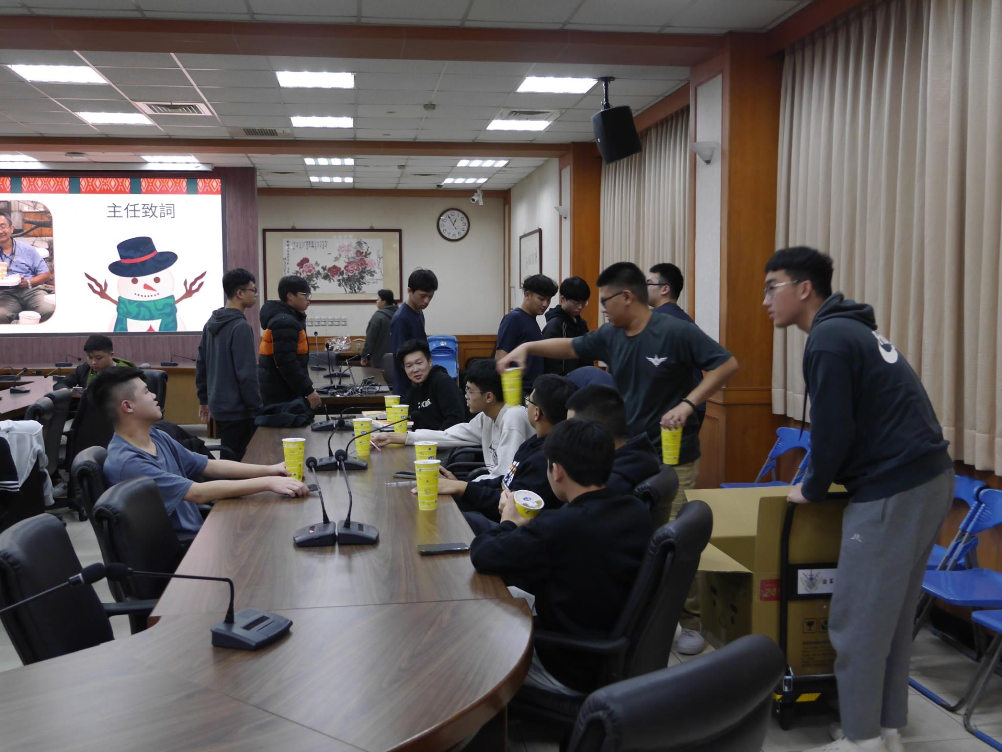 012.ROTC調適教育說明會同學於會場內相互交流