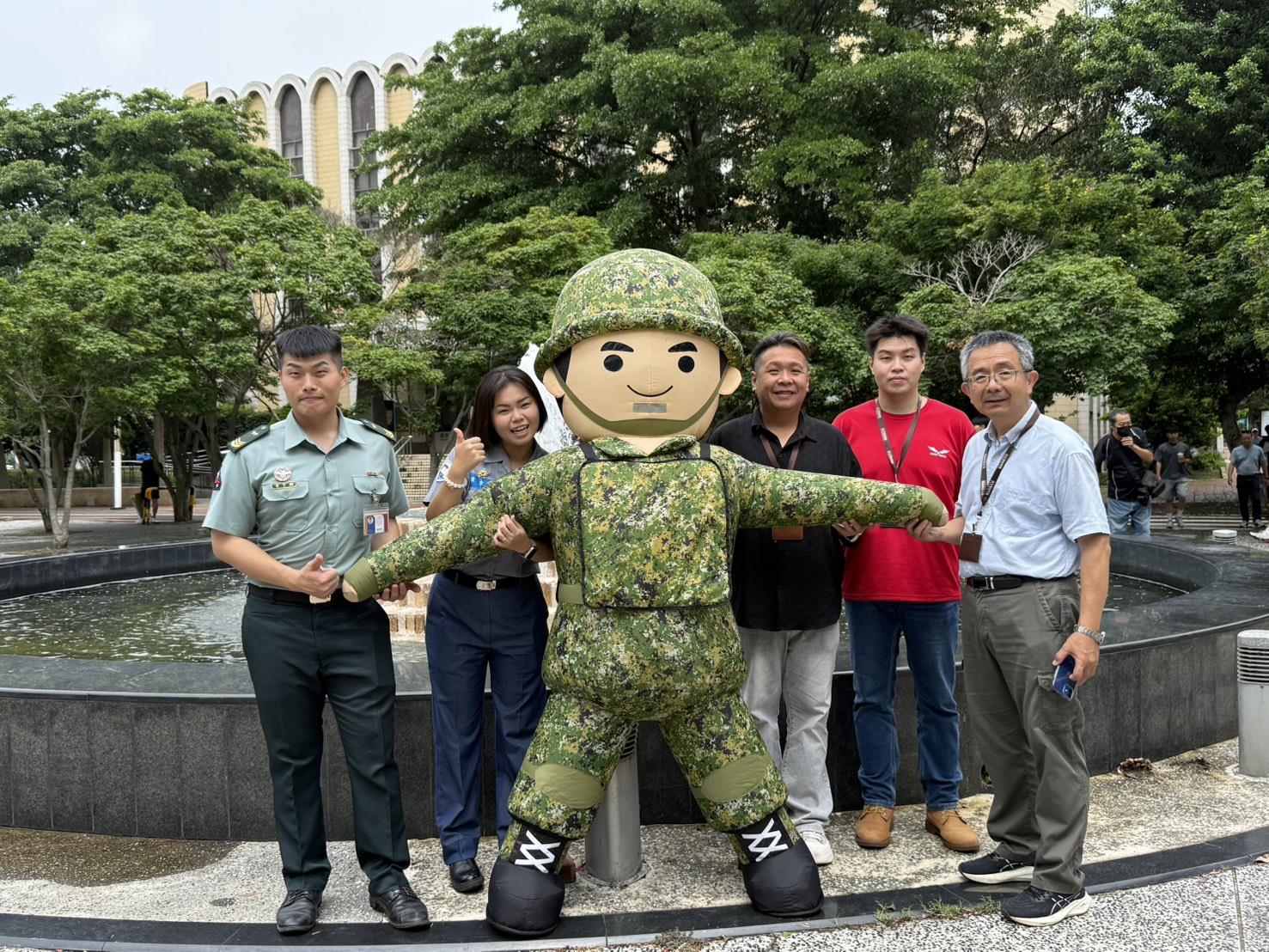 012.國軍新竹招募站於本校畢業典禮場域辦理專業軍官班招募活動