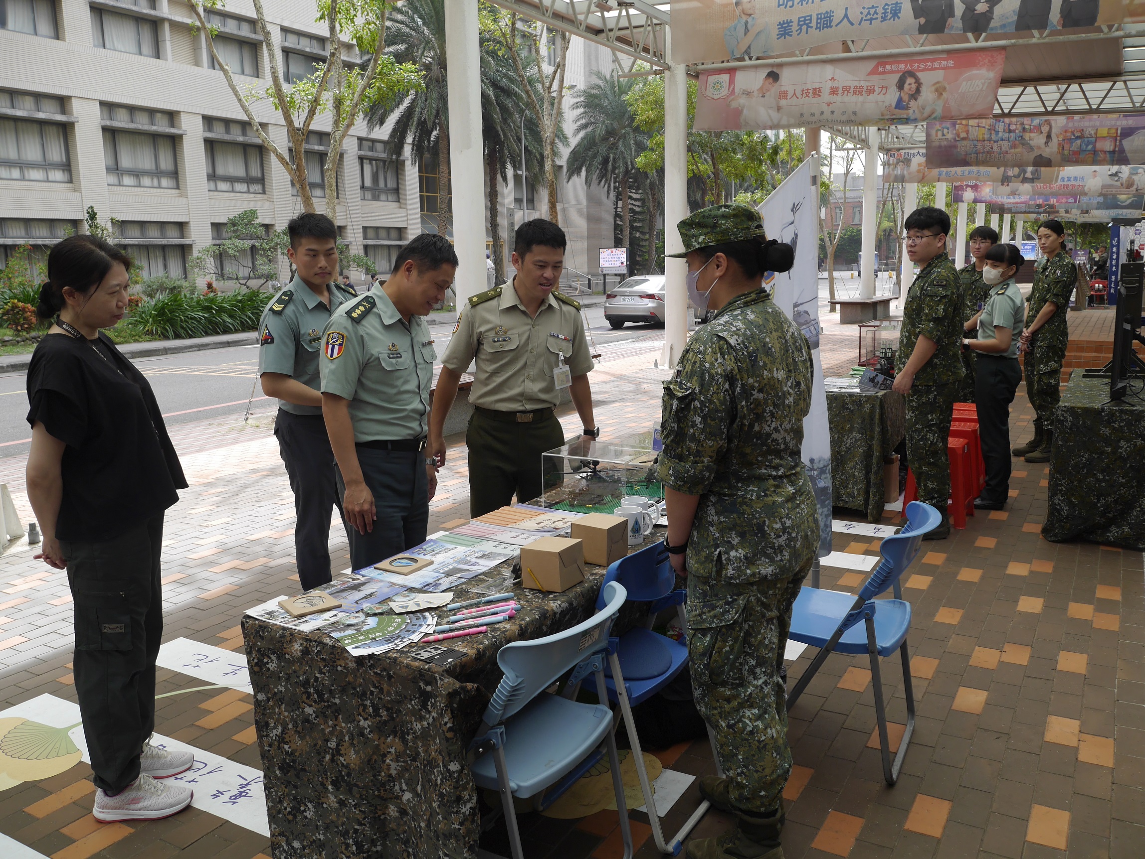 013.國軍北區招募中心主任陳上校慰問各部隊招募攤位作業同仁