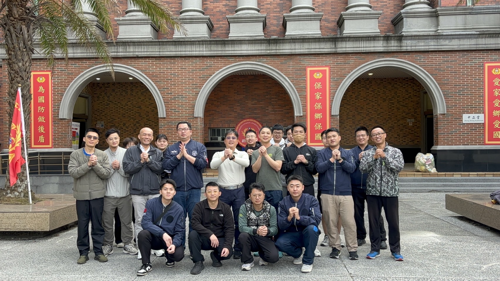 014.典禮實施前1日，籌備工作完成後指揮官何上校與全體工作人員合影留念