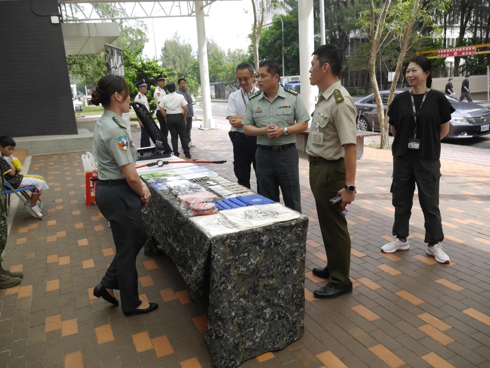 015.國軍北區招募中心主任陳上校慰問各部隊招募攤位作業同仁