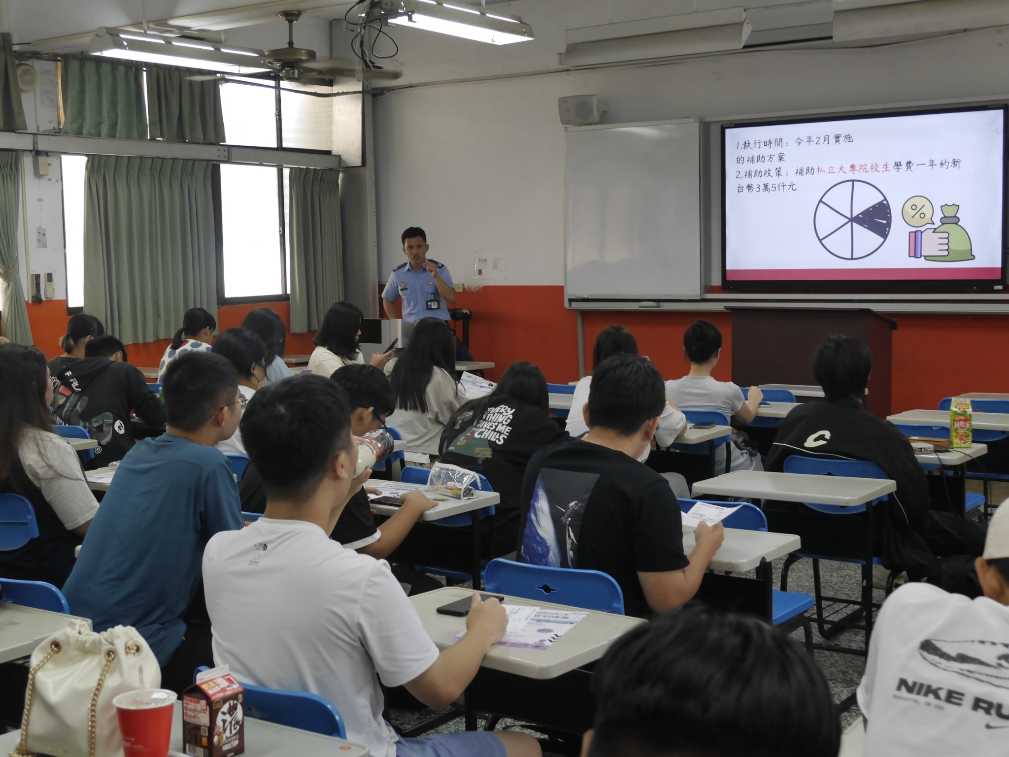 016.空軍松維欽中士說明加入ROTC後，學雜費減免後同學經費運用比較靈活。 (09/26)