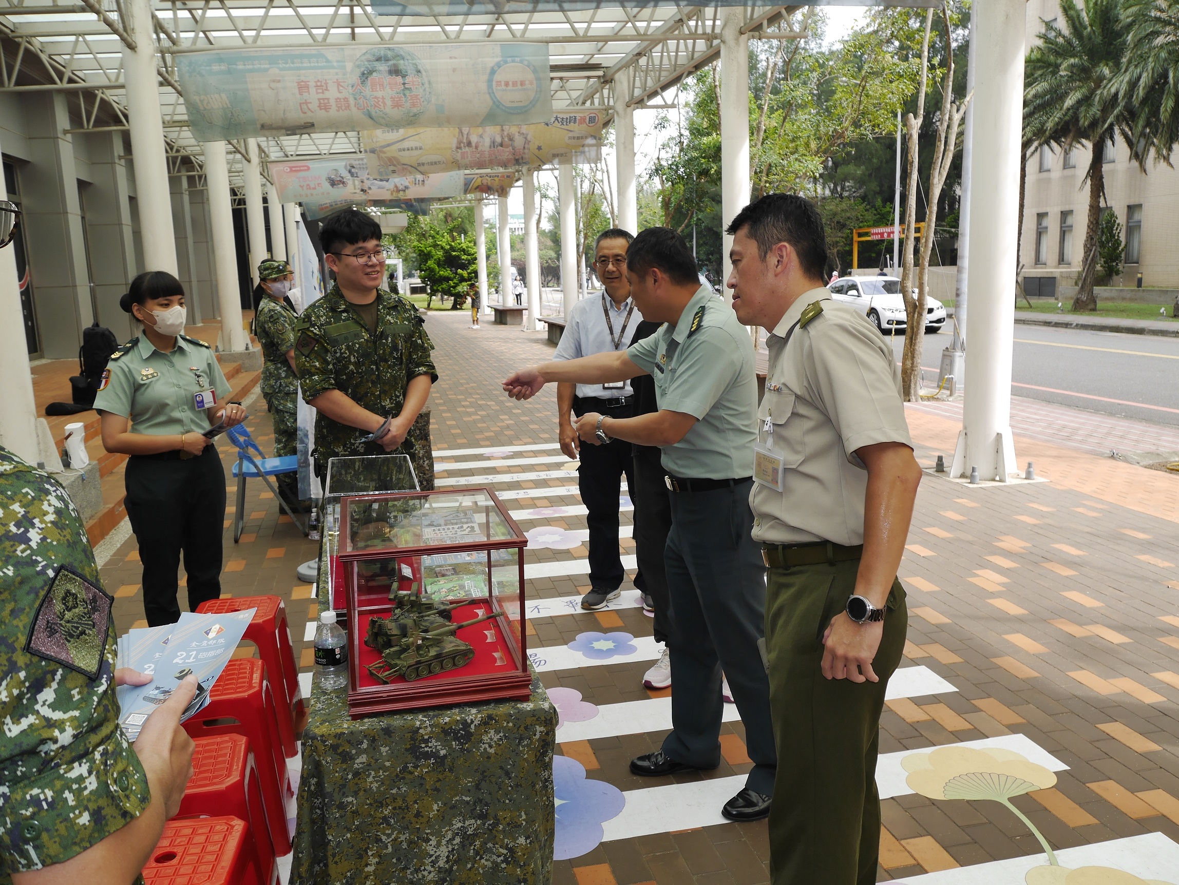 017.國軍北區招募中心主任陳上校慰問各部隊招募攤位作業同仁