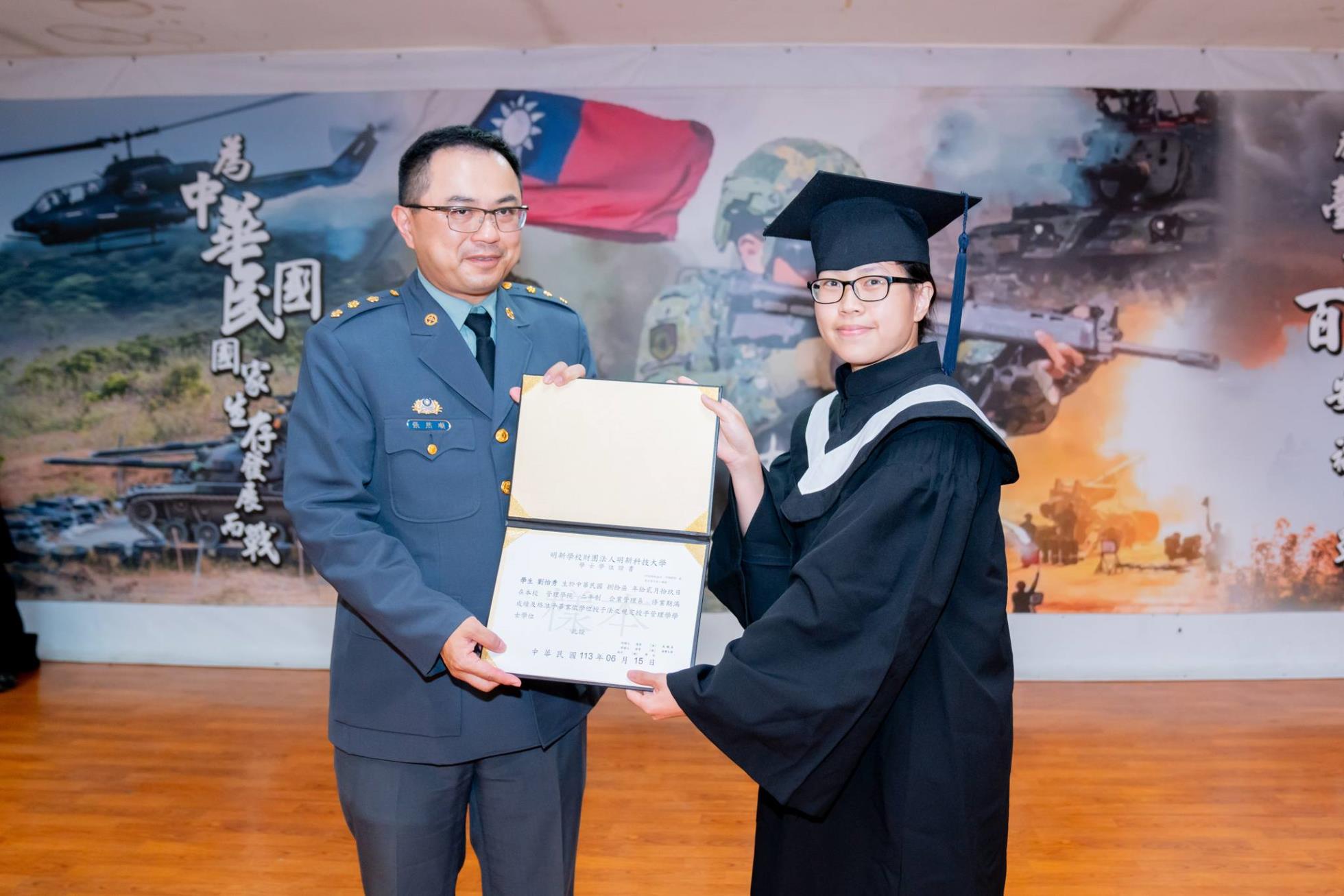 018陸軍269旅副旅長張上校頒發畢業證書予畢業生劉怡秀同學