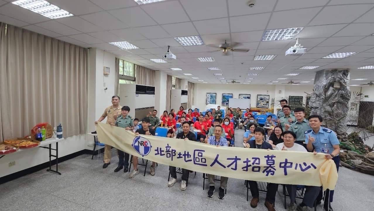 01.明新科技大學配合國軍北部地區人才招募中心至谷關慰勉ROTC暑訓同學 (參與學校全體師長與同學合影)