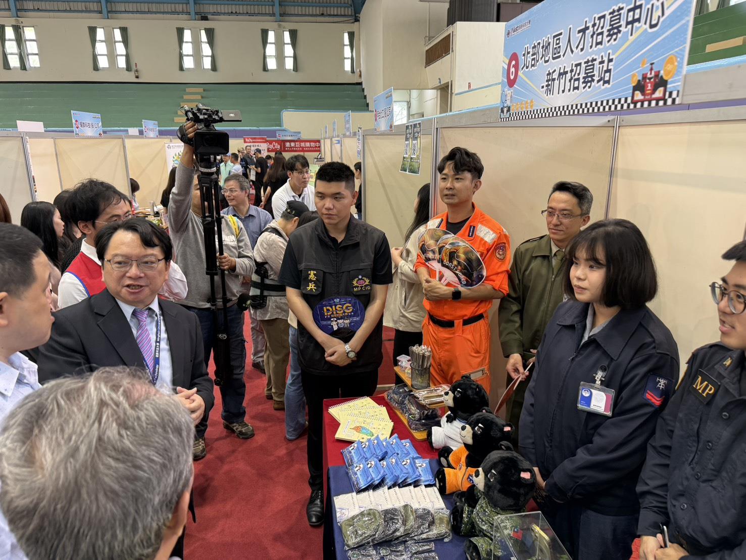 01.校長呂明峯親自向來賓介紹本校協助國軍部隊人才招募