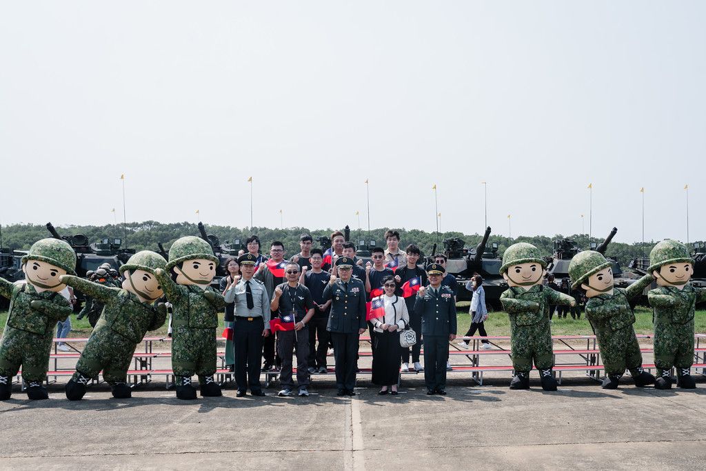 01陸軍第六軍團指揮官、政戰主任、584旅旅長與本校觀禮人員及ROTC同學合影留念（圖／陸軍584旅提供）