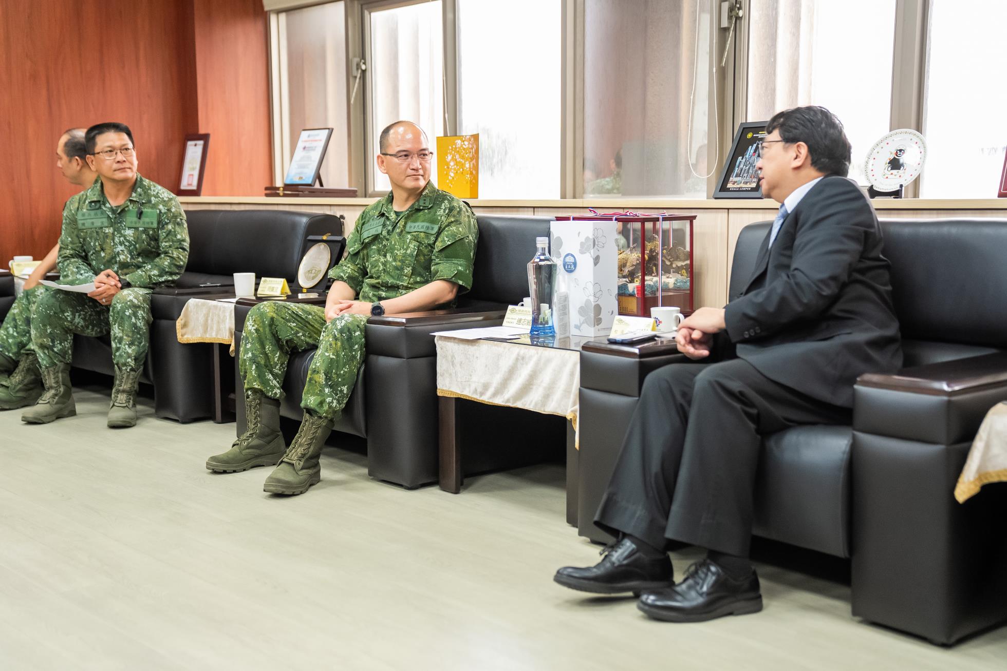 01.指揮官連中將蒞校拜訪由校長親自接待並表達歡迎之意