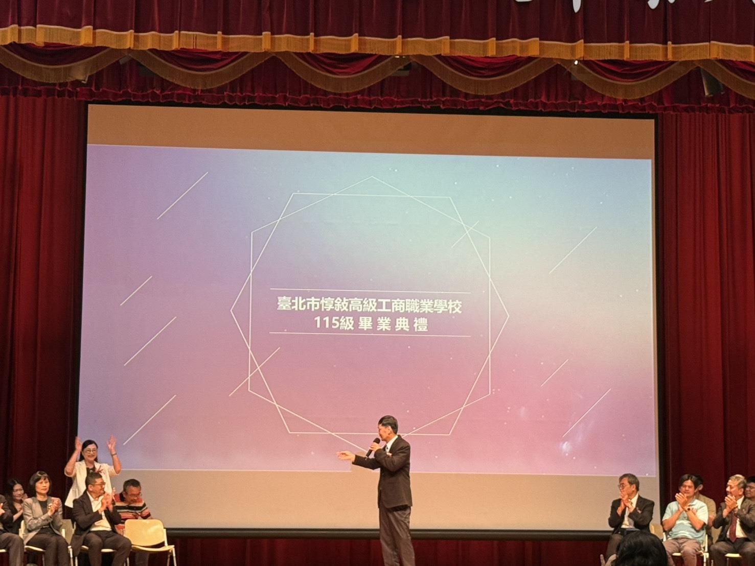 01.惇敘商工校長廖偉辰於大會介紹本校與會人員表達歡迎之意