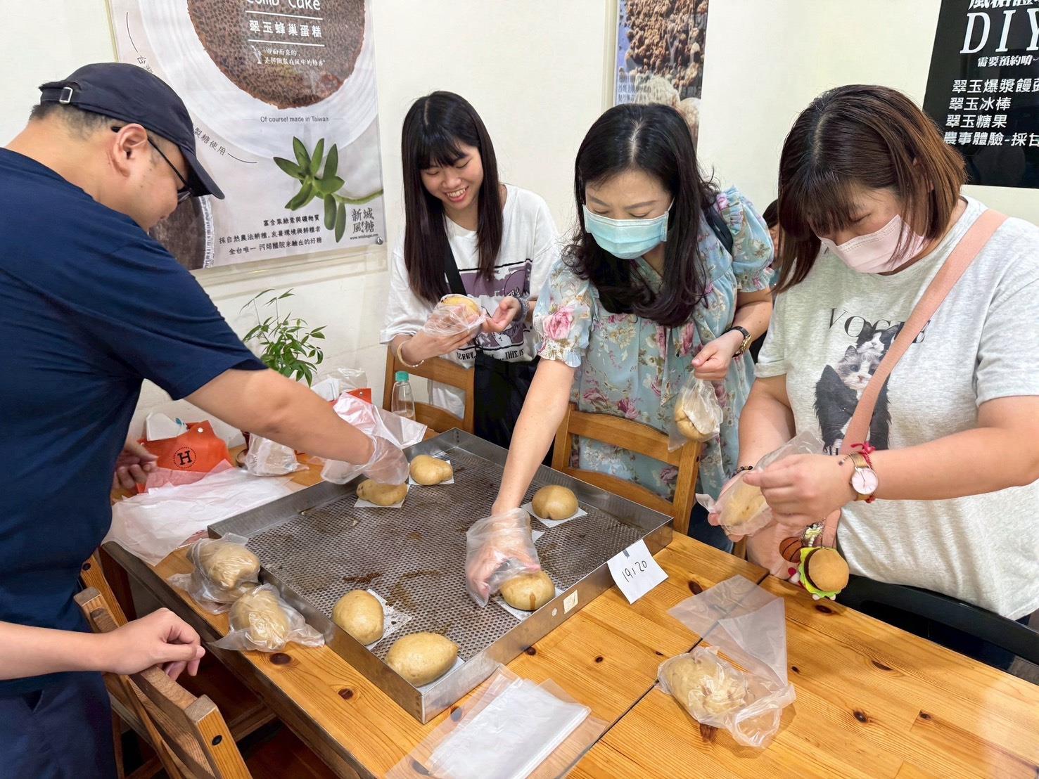 01_行銷系攜手新城風糖，透過專業導覽與手作麵包體驗，帶領學生認識在地黑糖產業的歷史與文化。