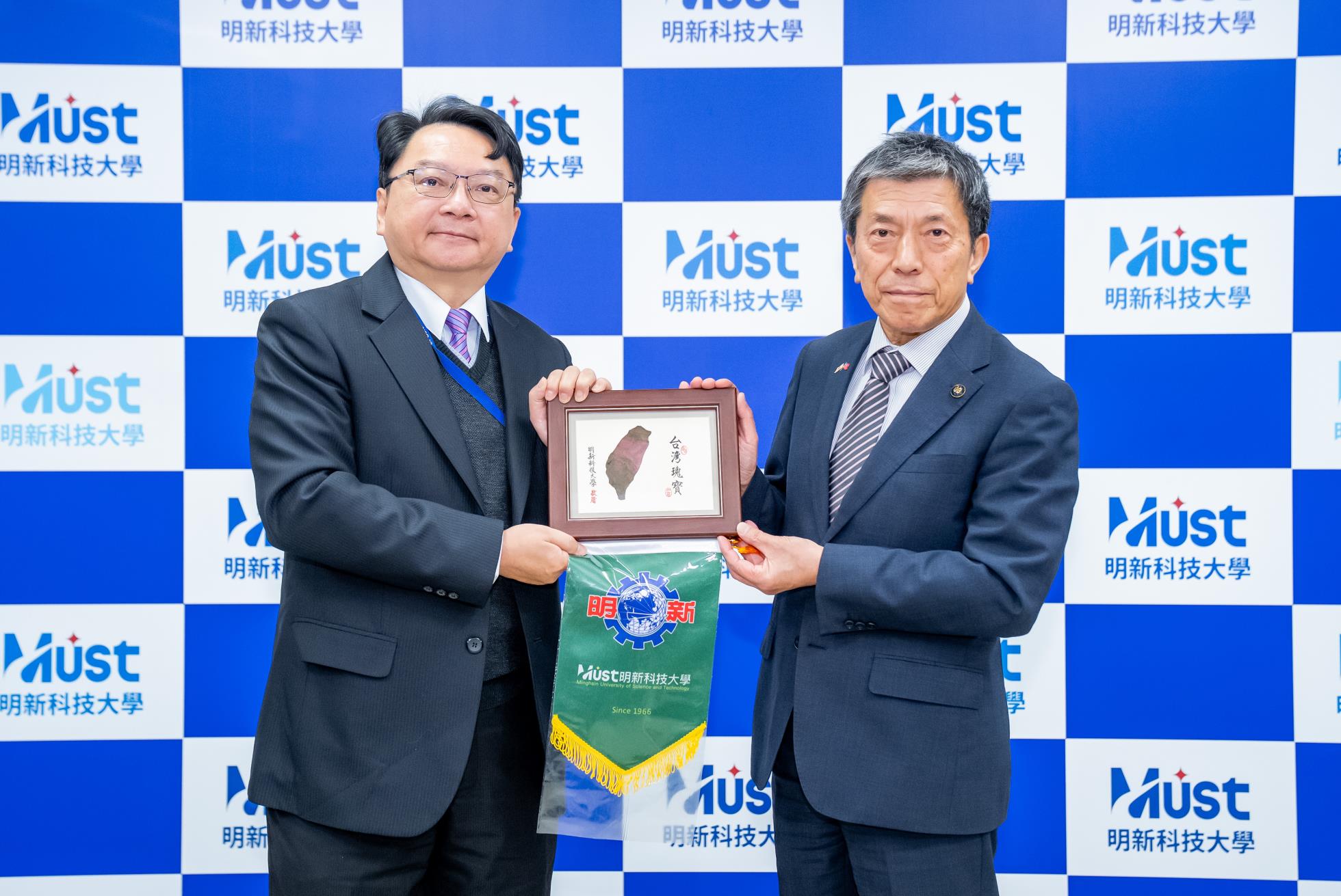 01日本一關市佐藤善仁市長與明新科大呂明峯校長交換禮品_DSC2374-60_20260204095728