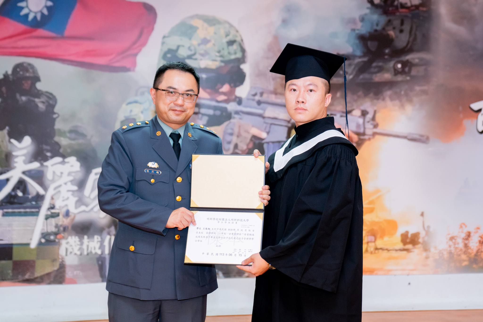 020陸軍269旅副旅長張上校頒發畢業證書予畢業生王俊翔同學