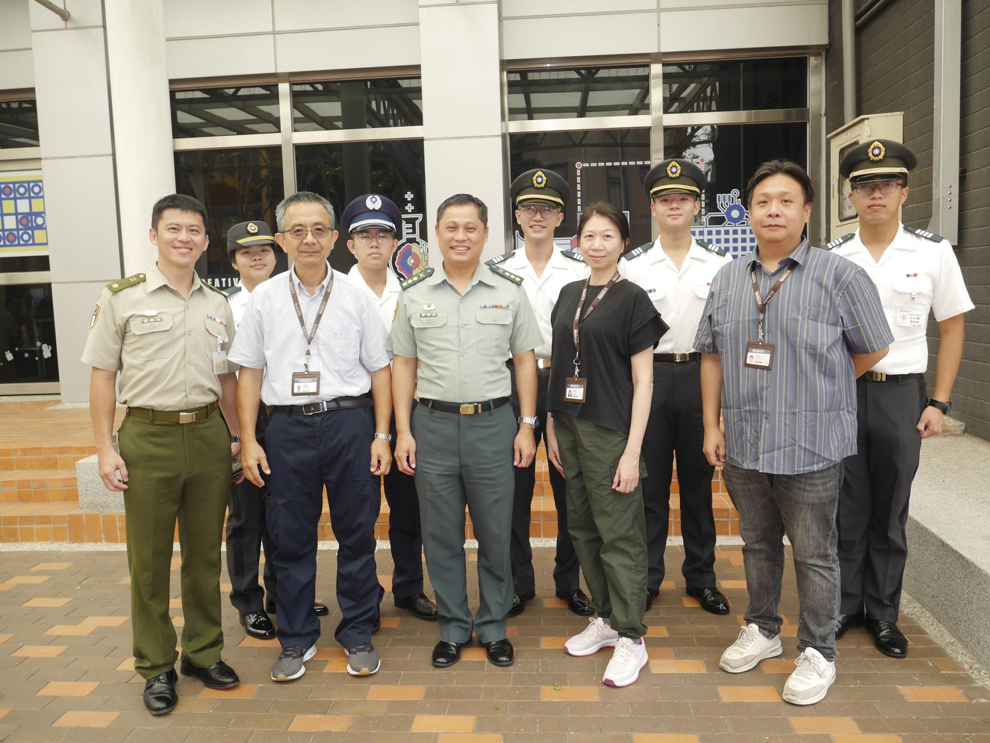 021.國軍北區招募中心主任陳上校、新竹招募站站長曾少校與本校國軍中心同仁、ROTC同學合影留念