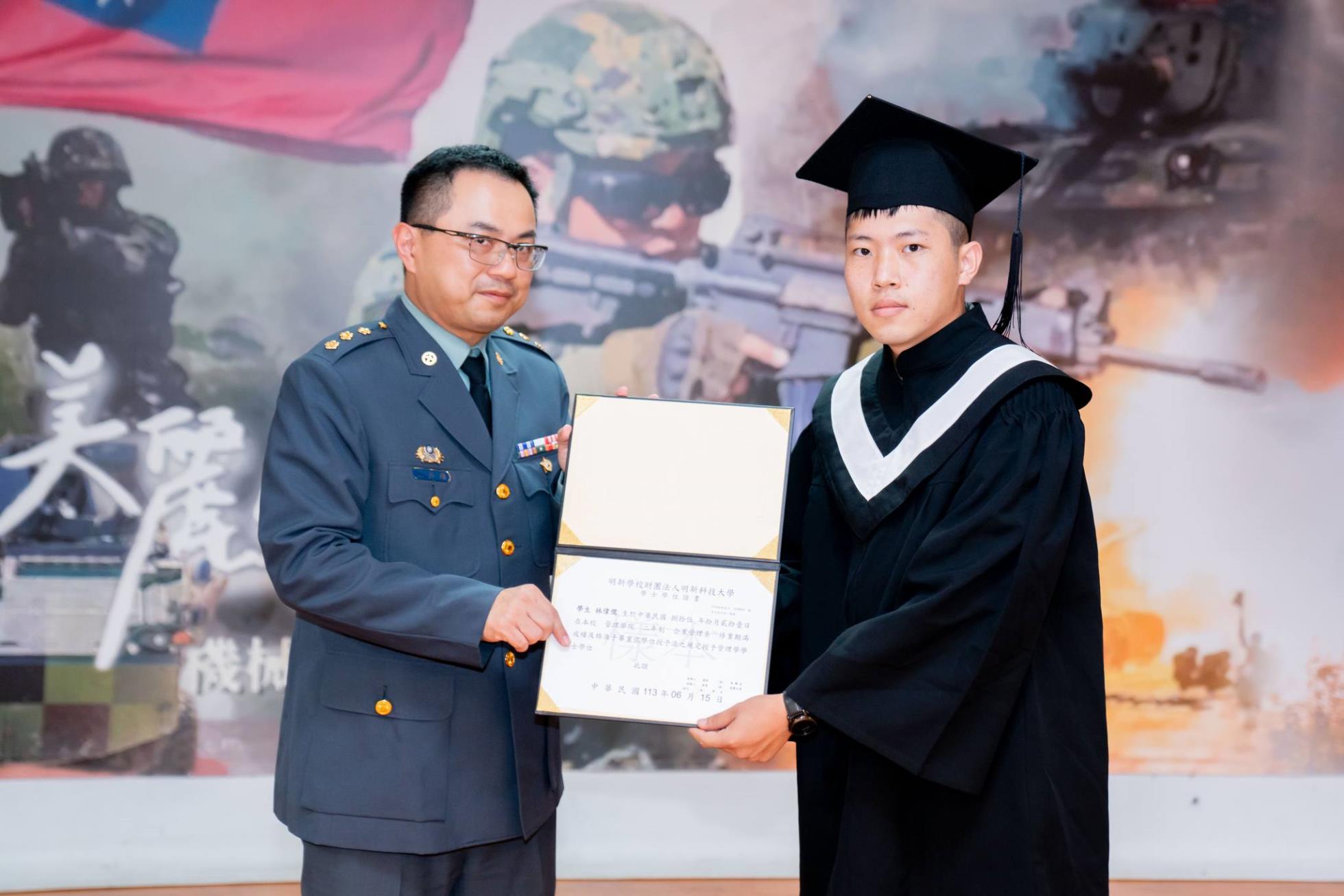 022陸軍269旅副旅長張上校頒發畢業證書予畢業生林偉儒同學