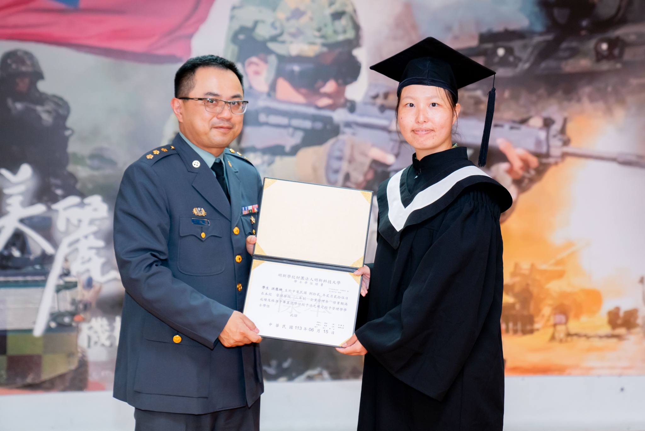 025陸軍269旅副旅長張上校頒發畢業證書予畢業生洪慧珊同學