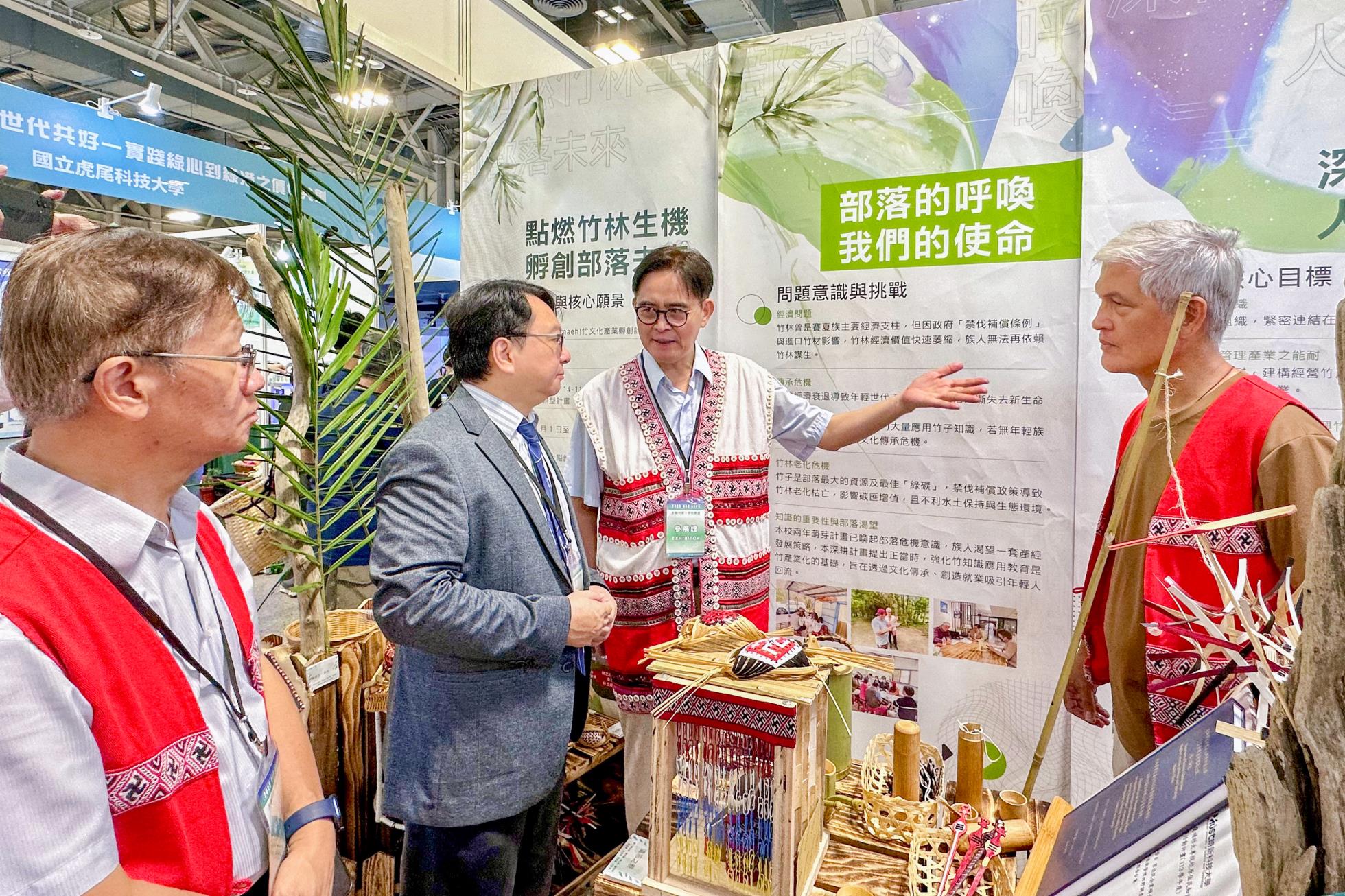 02_20250915_明新科大呂明峯校長（左二）蒞臨USR成果展，聆聽團隊成員李來春教授（左一）、趙俊雄助理教授（右二）、合作社理事趙品宣（右一）分享孵創計畫核心願景，展現校方對地方共創的支持。