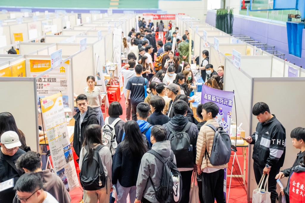 02.活動邀請緯創等130家知名企業參與並提供4500職缺，提供同學多元選擇