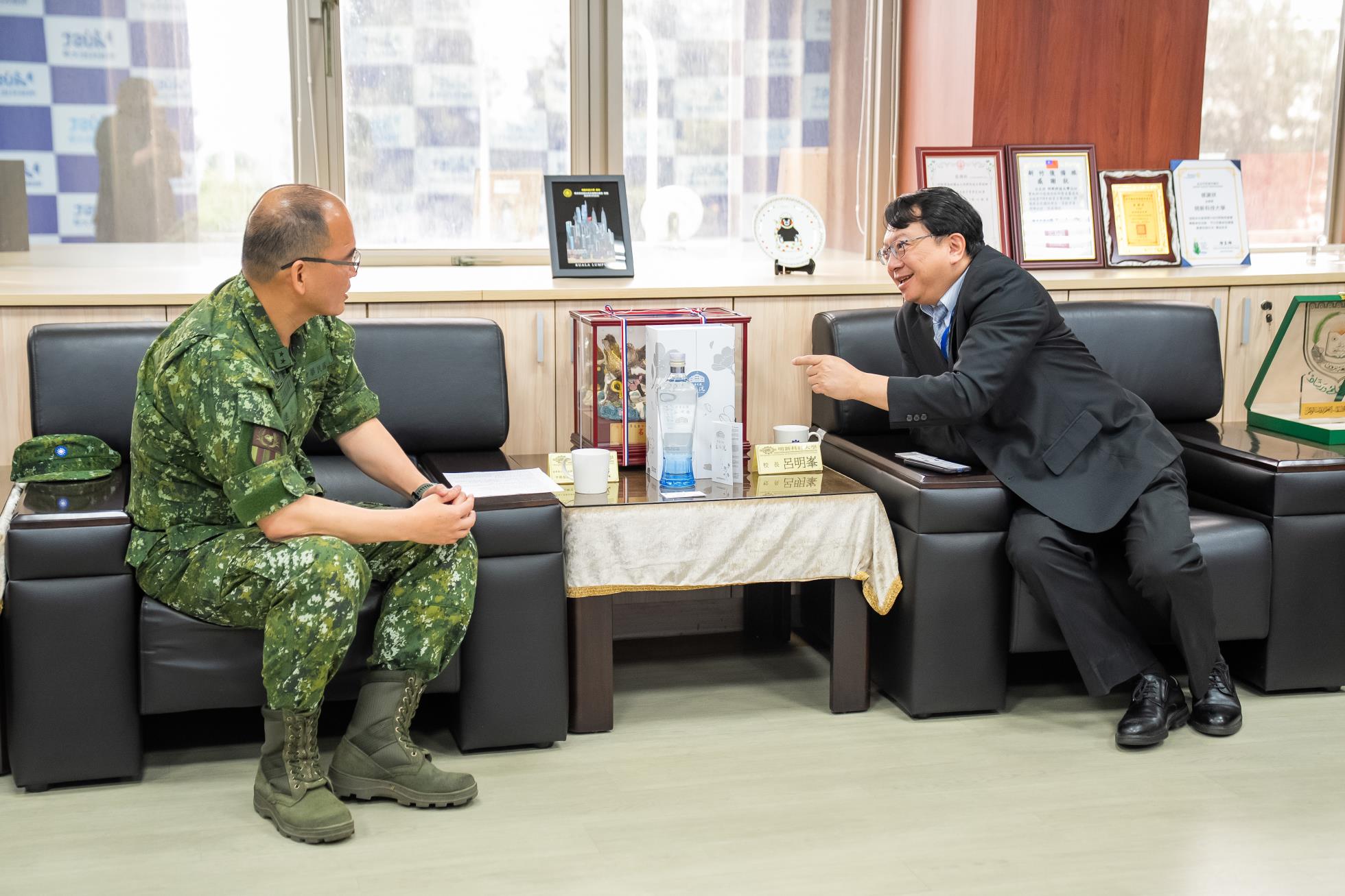 02.指揮官連中將蒞校拜訪由校長親自接待並表達歡迎之意