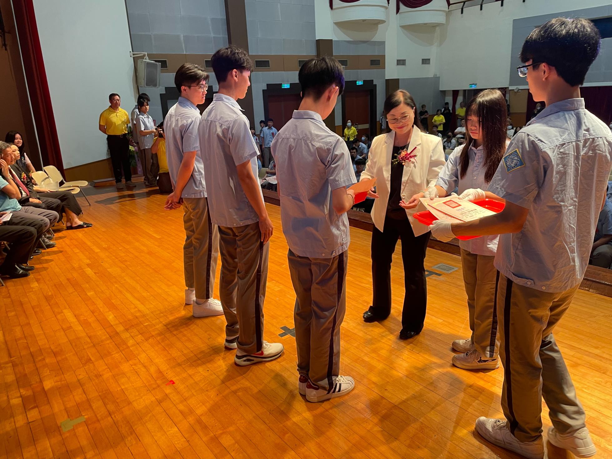 02.本校國軍人才培育中心許淑美主任應邀於畢業典禮擔任頒獎人