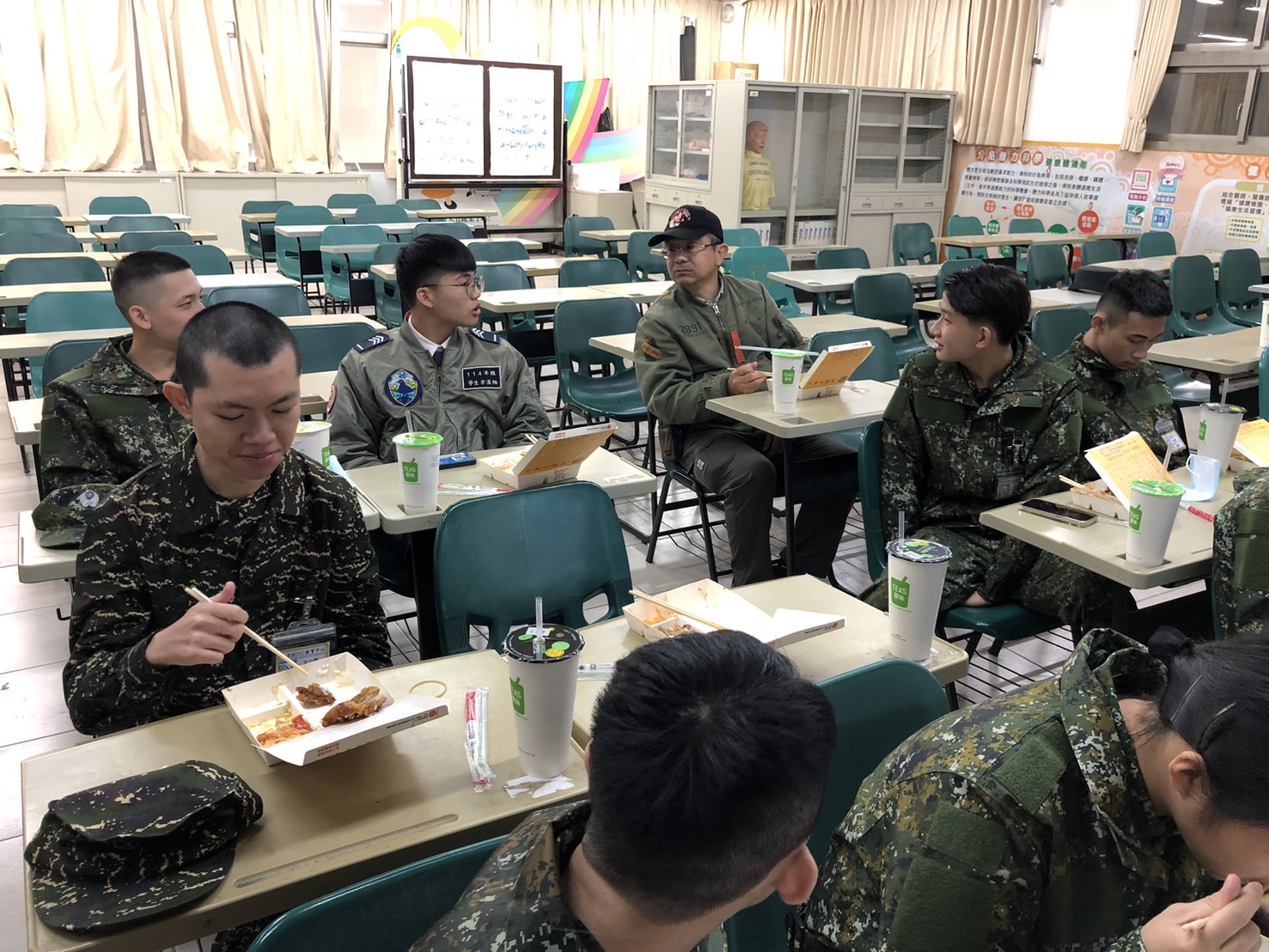 07.國軍人才培育中心於用餐時間與同學閒話家常