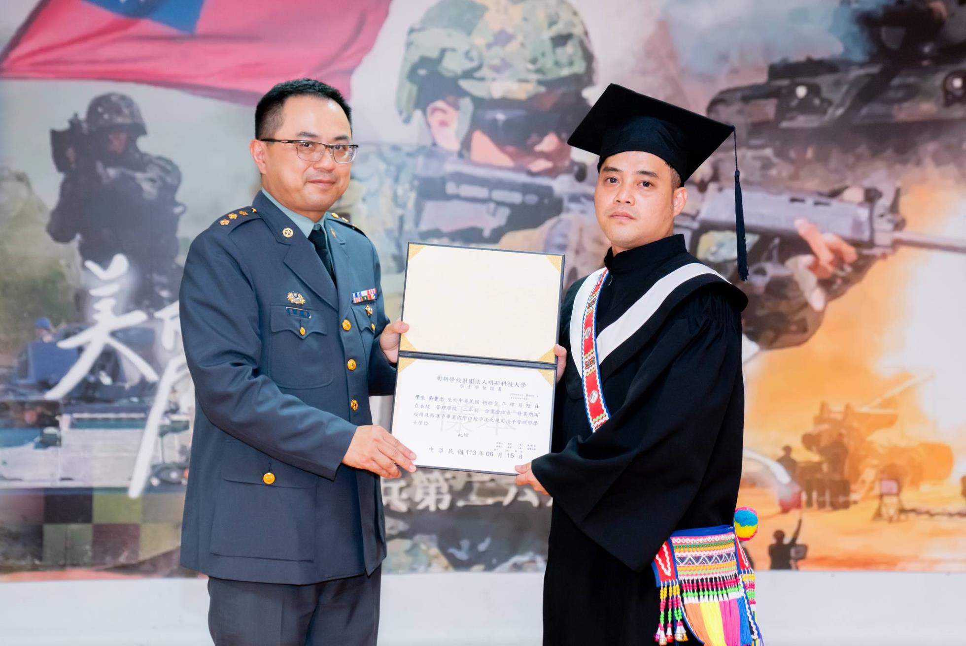 031陸軍269旅副旅長張上校頒發畢業證書予畢業生吳寶忠同學(技企四乙康樂)