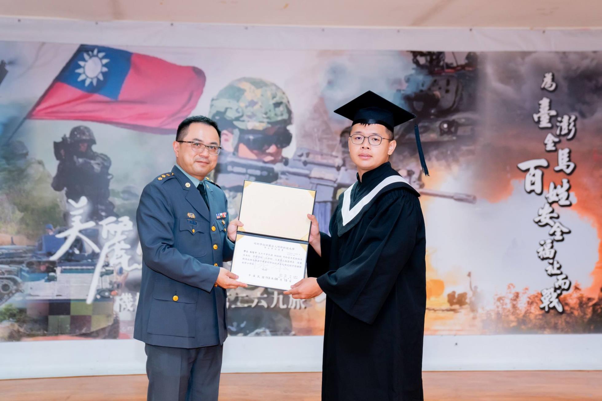 033陸軍269旅副旅長張上校頒發畢業證書予畢業生朱智平同學