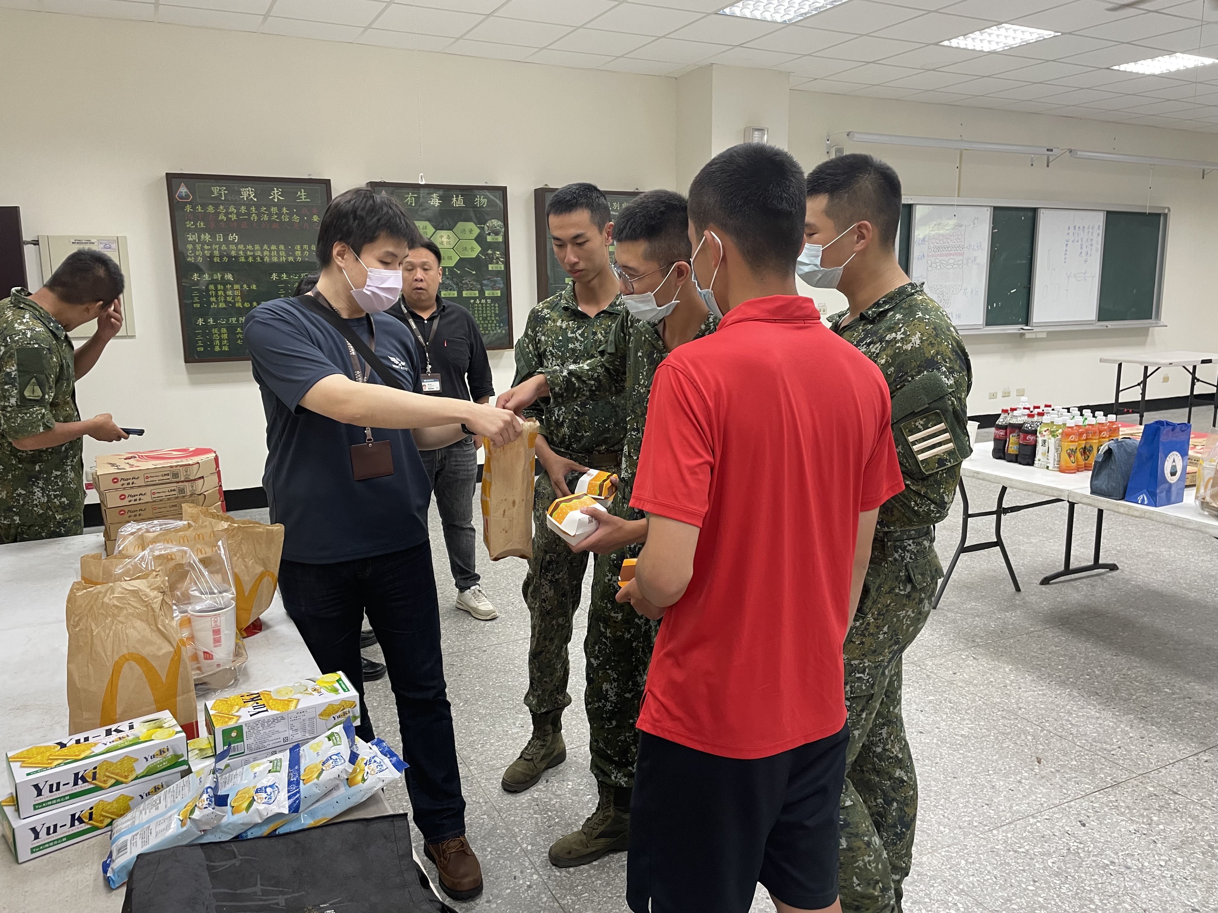 03.國軍人才培育中心同仁分送谷關暑訓同學餐點及慰問品