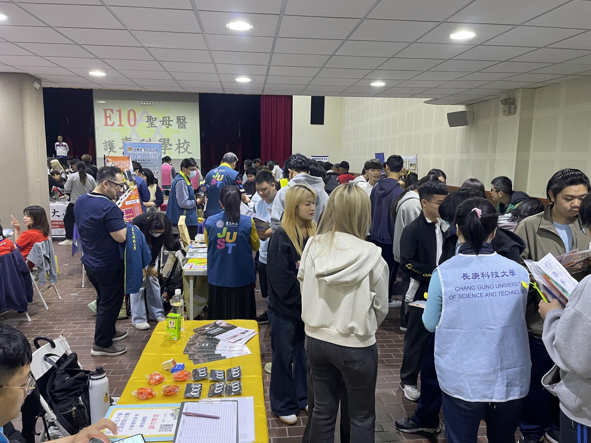 03.面臨少子化各大學充分說明學校優點爭取畢業學子就讀機會