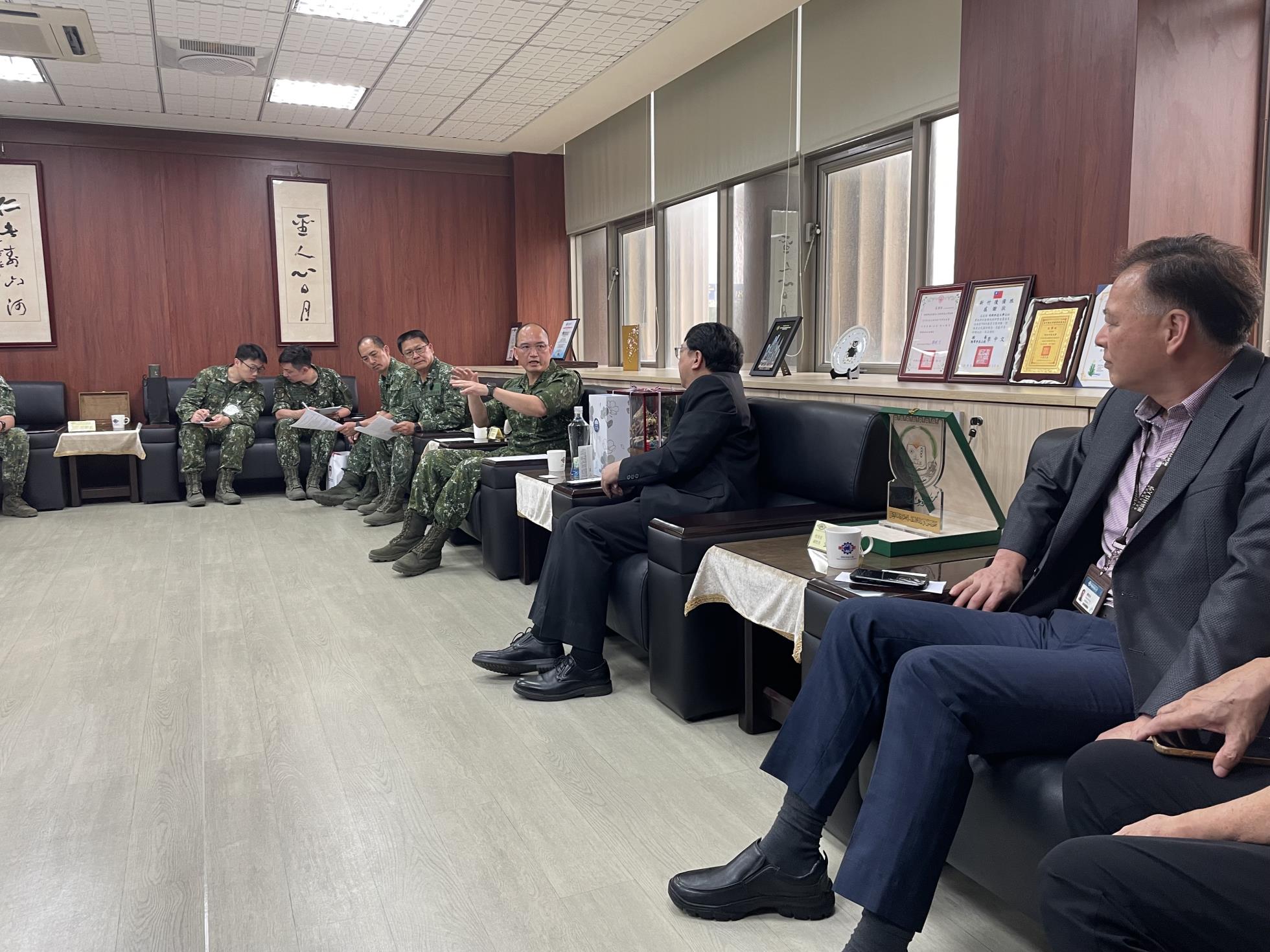 03.雙方對國軍人才招募及國軍公餘進修進行意見交流及廣泛討論
