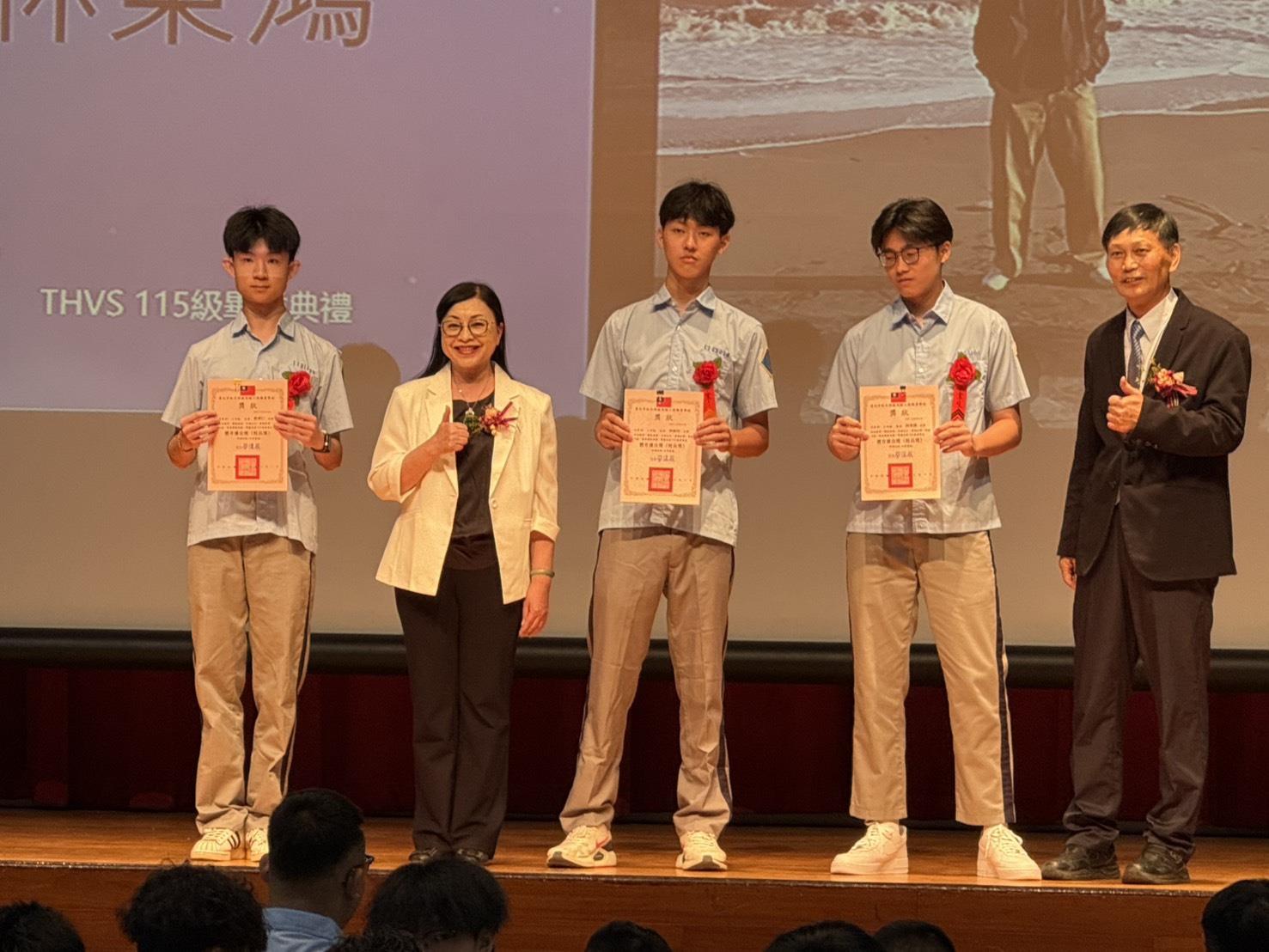 03.國軍人才培育中心許主任、惇敘商工校長廖偉辰(右起第1位)與畢業同學(受獎人)合影留念