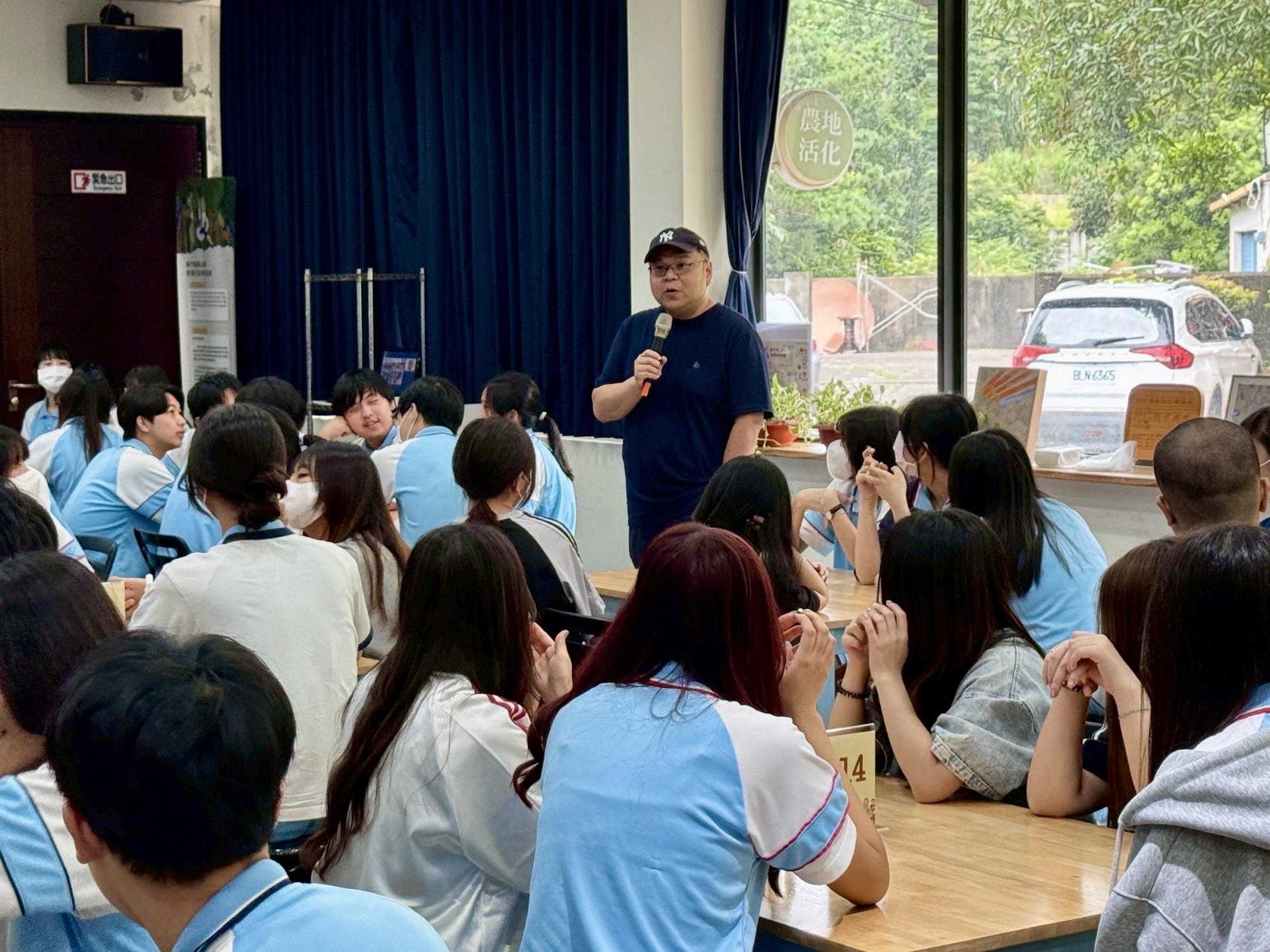 03_行銷系鍾政偉主任與光復中學學生解說導覽