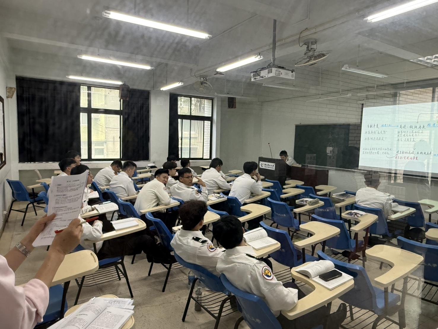 04.本校ROTC學生進行軍事課程訓練，上課秩序良好，同學學習態度專注