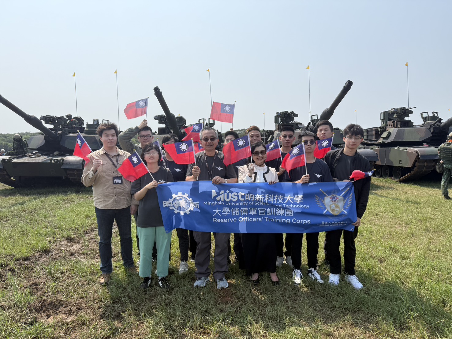 04本校國軍人才培育中心與ROTC同學於戰車展示區合影留念，展現青年學子對國軍建軍備戰之支持與投入