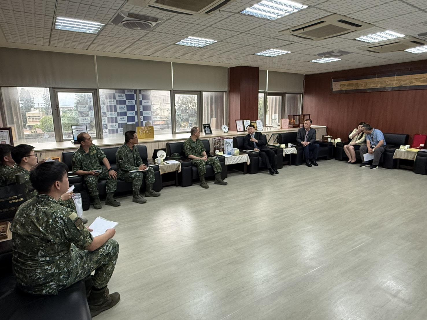 04.雙方對國軍人才招募及國軍公餘進修進行意見交流及廣泛討論
