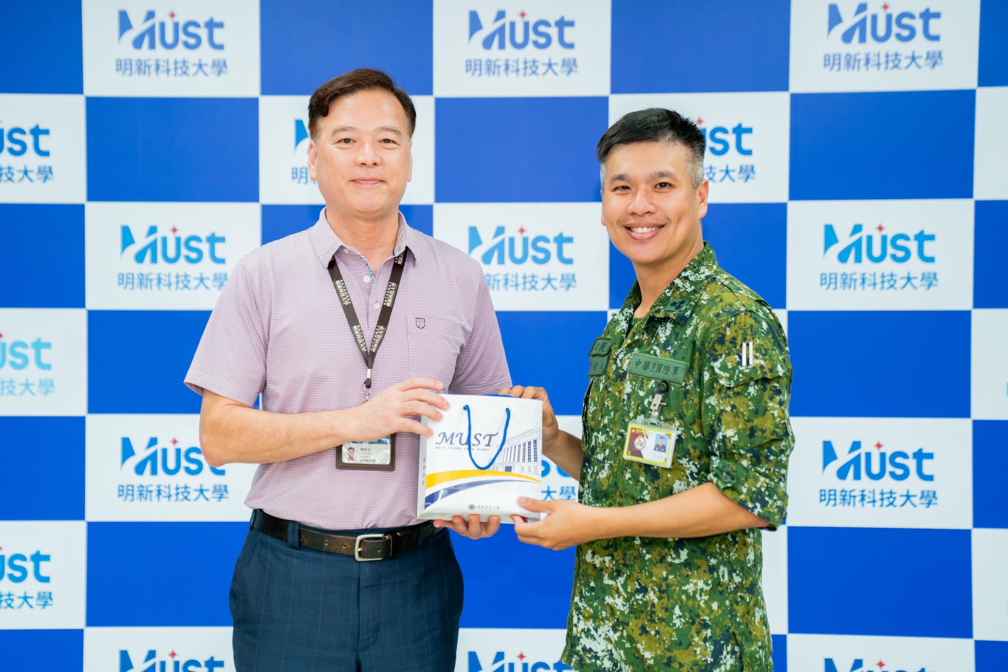 05.劉副校長代表學校致贈584旅政戰主任史上校紀念品