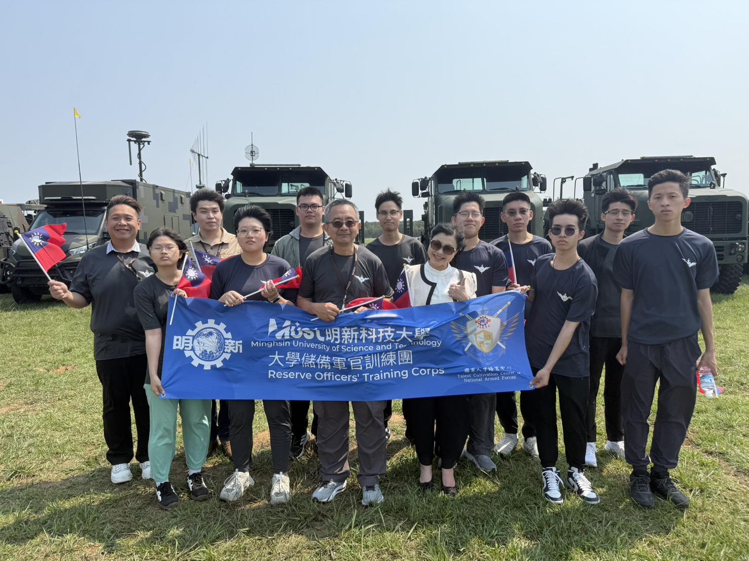 05.本校國軍人才培育中心與ROTC同學於軍用車輛展示區合影留念，透過實地觀摩深化對國軍後勤與機動作戰能力之認識