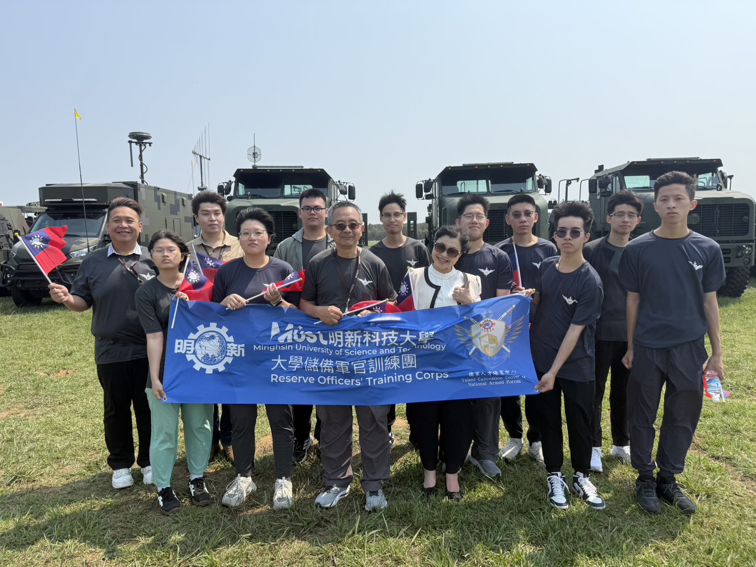 05本校國軍人才培育中心與ROTC同學於軍用車輛展示區合影留念，透過實地觀摩深化對國軍後勤與機動作戰能力之認識