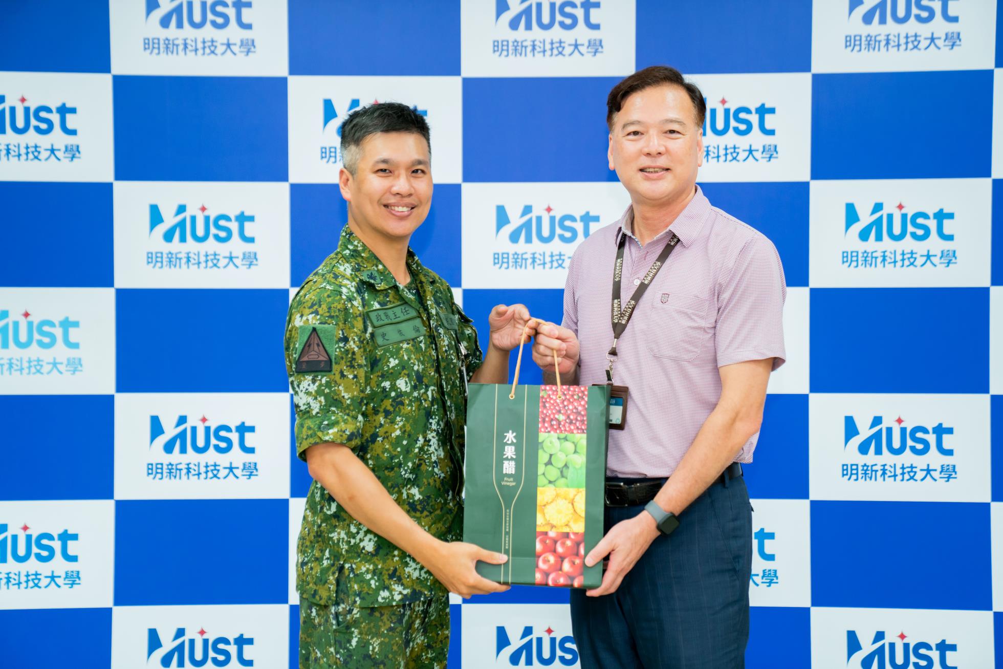 06.584旅政戰主任史上校致贈劉副校長紀念品