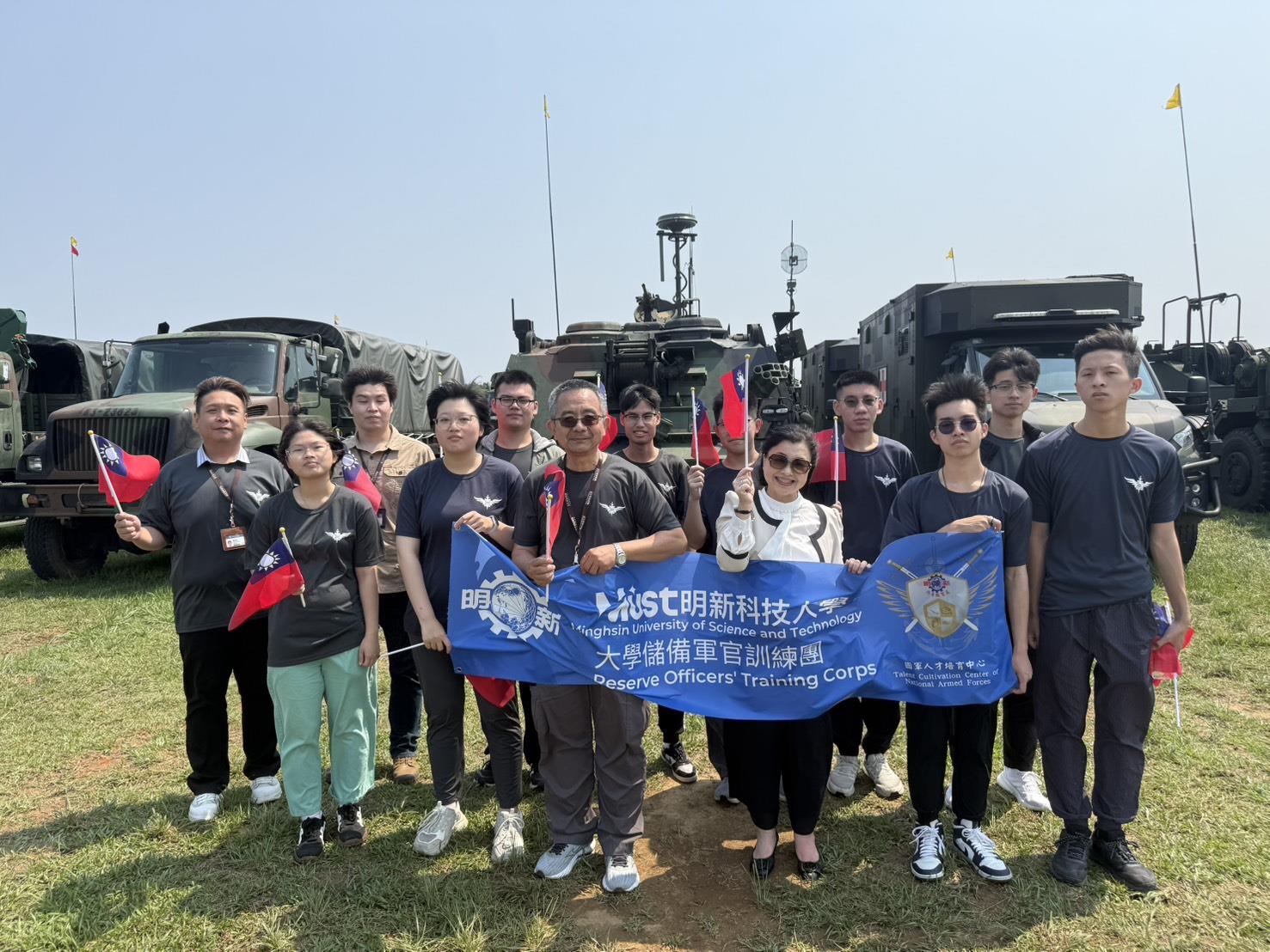 06.本校國軍人才培育中心與ROTC同學於通訊與指揮車輛展示區合影留念，實地觀摩國軍戰場指揮與資訊傳輸能力