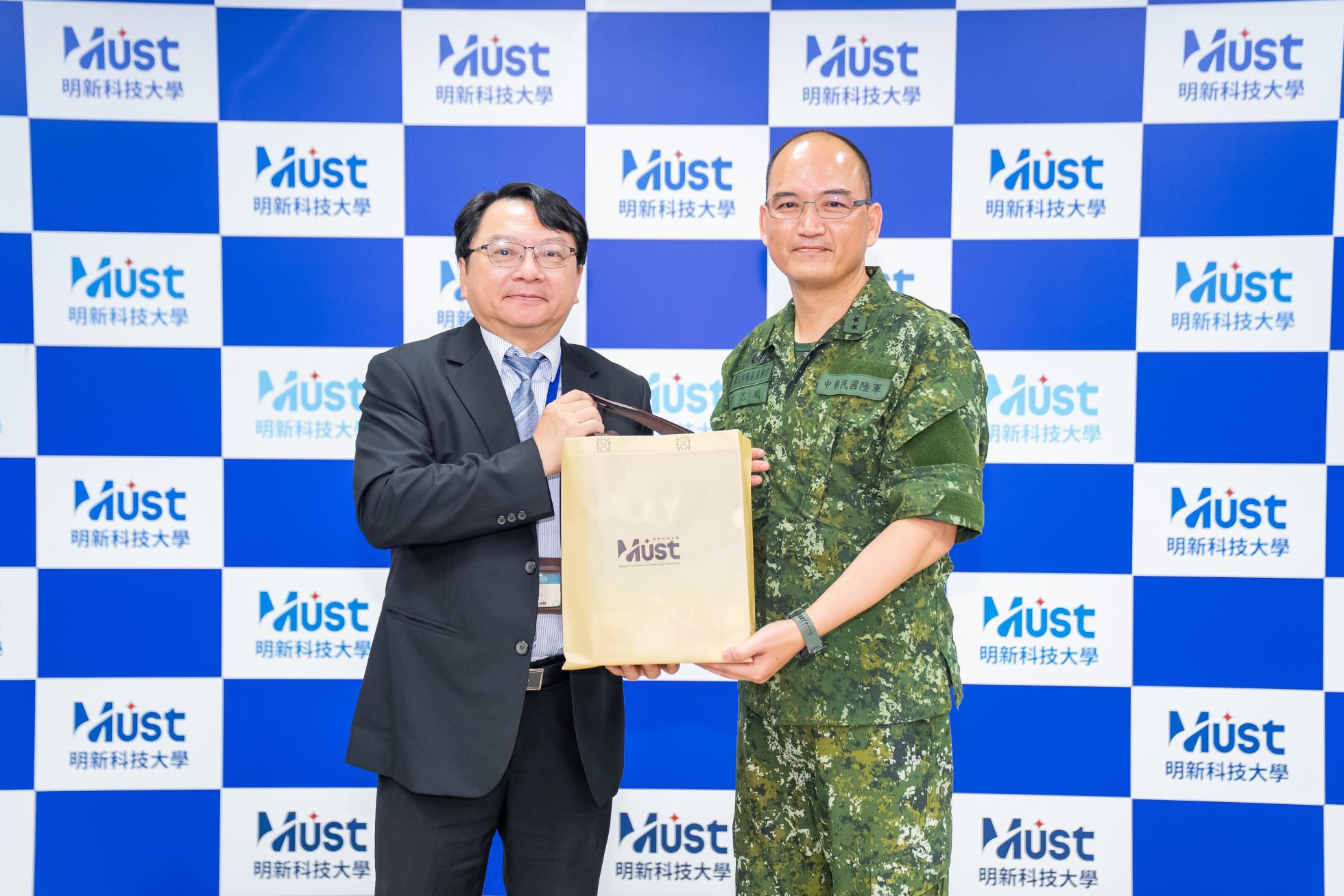 06.校長致贈指揮官連中將學校紀念品