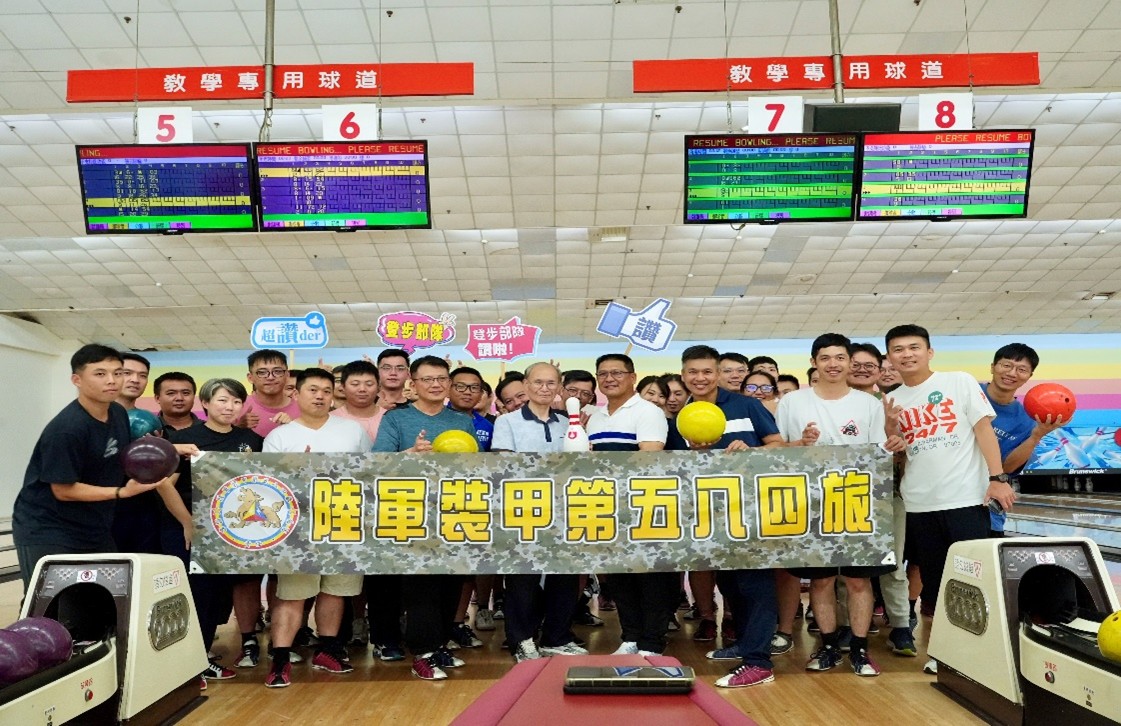 07.明新球館董事長林進先生特致贈陸軍584旅長周將軍紀念球瓶，表示歡迎國軍部隊及在營專班同學到館消費