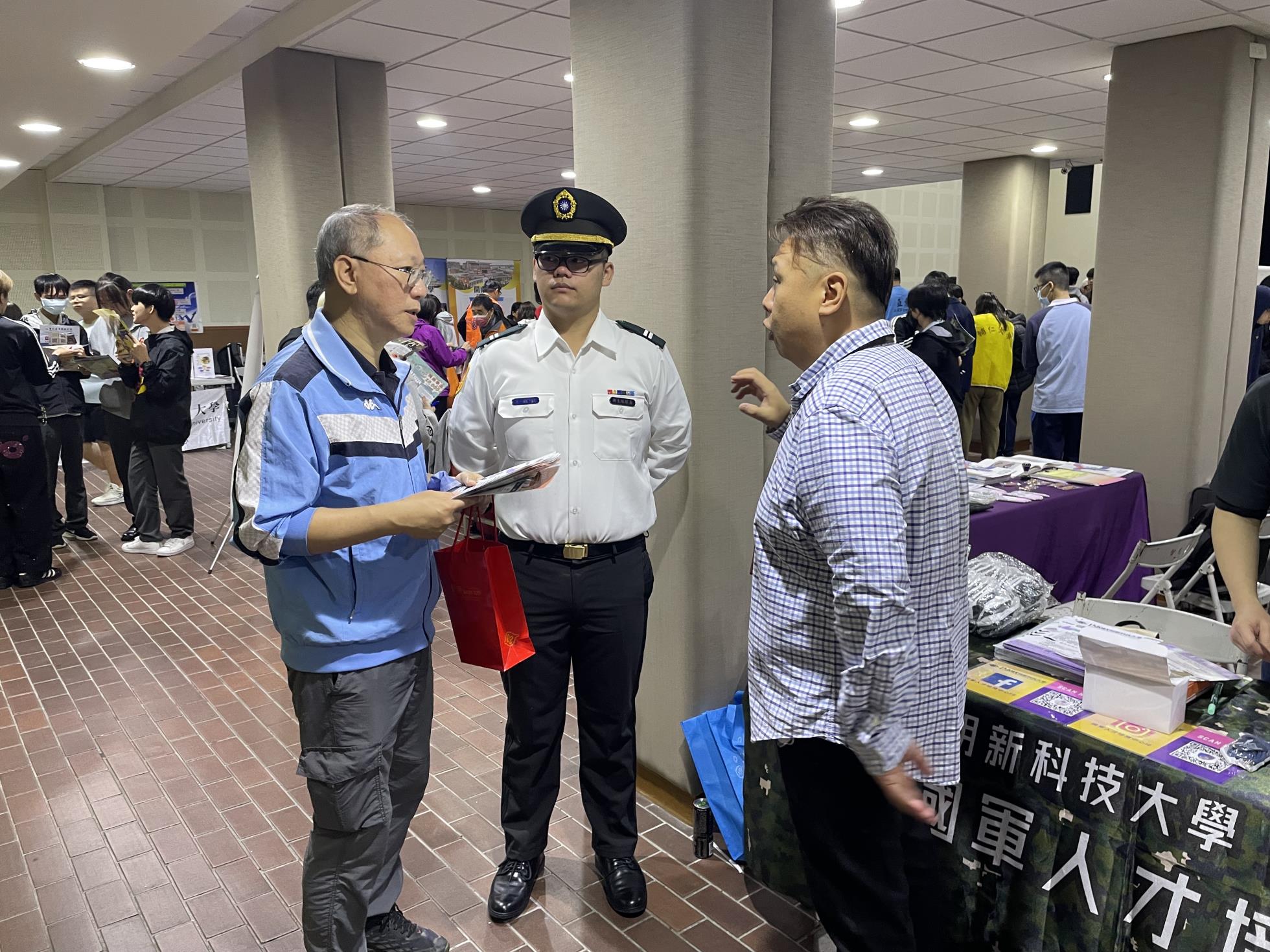 07.本校以招募成功案例及同學現身說法向授課老師介紹說明本校ROTC招生優惠措施，以爭取雙方後續合作機會